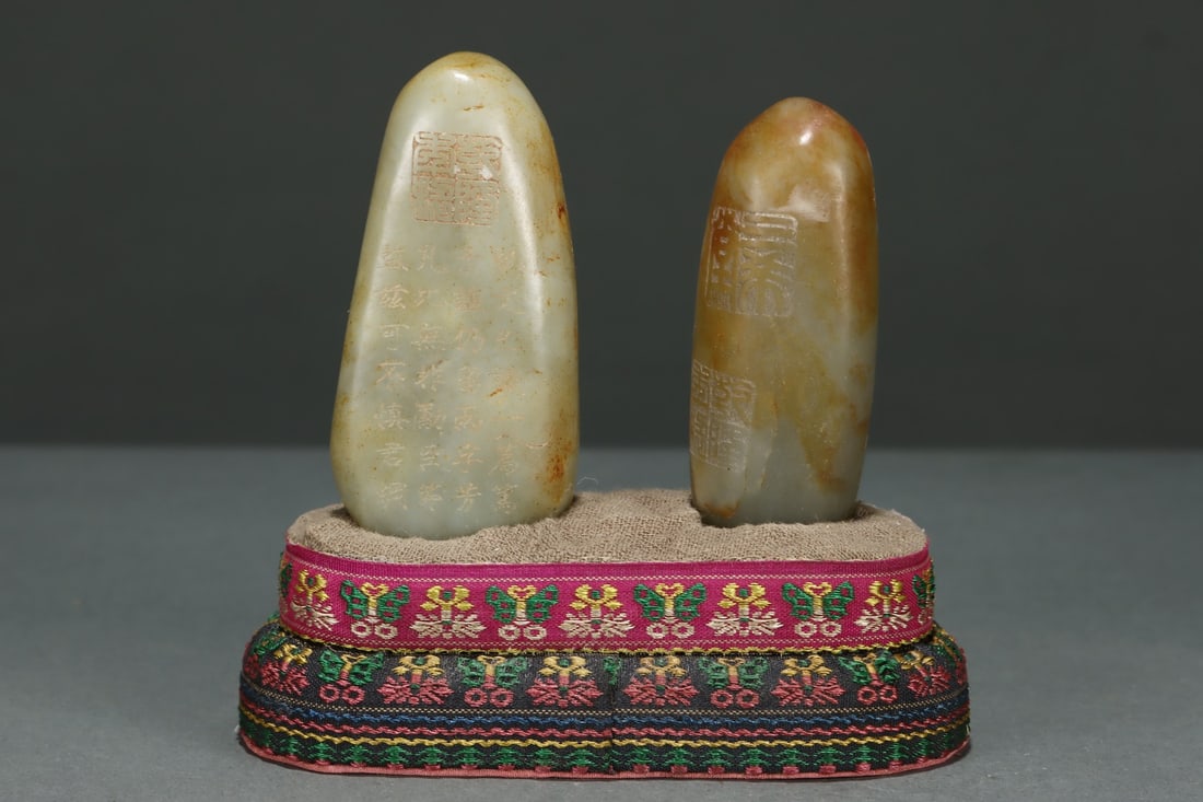 A Pair of Exquisite White Jade Poem Hand Pieces: A Pair of Exquisite White Jade Poem Hand Pieces,Qing Dynasty,China,Qianlong Four-character MarkSize:1.7inx1.1inx3.7in,Total Weight:340g一对白玉诗文手把&