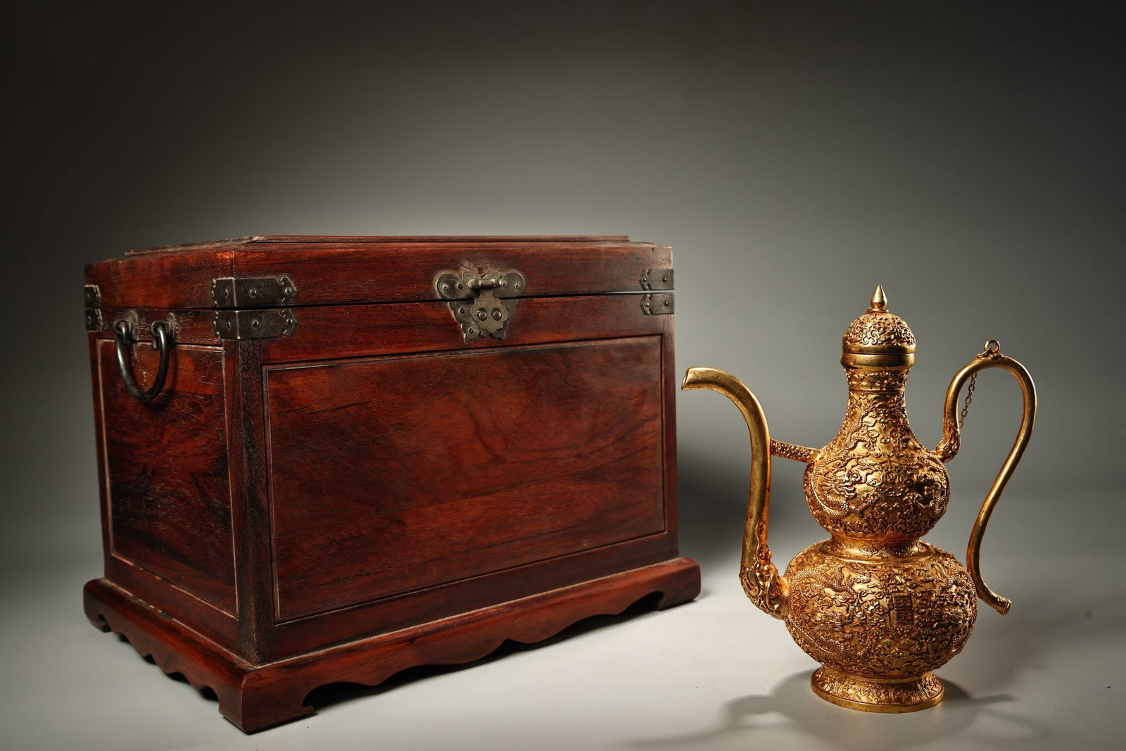 An Exquisite Gilt Bronze Auspicious Cloud and Dragon Pattern Flagon (1 of 9)