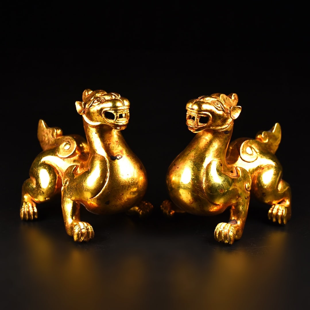 A Pair of Exquisite Gilt Bronze Auspicious Beast Ornaments: A Pair of Exquisite Gilt Bronze Auspicious Beast Ornaments,Qing Dynasty,China,Size:4.3inx4.7in,Total Weight:1307g一对铜鎏金瑞兽摆件,中ࢲ