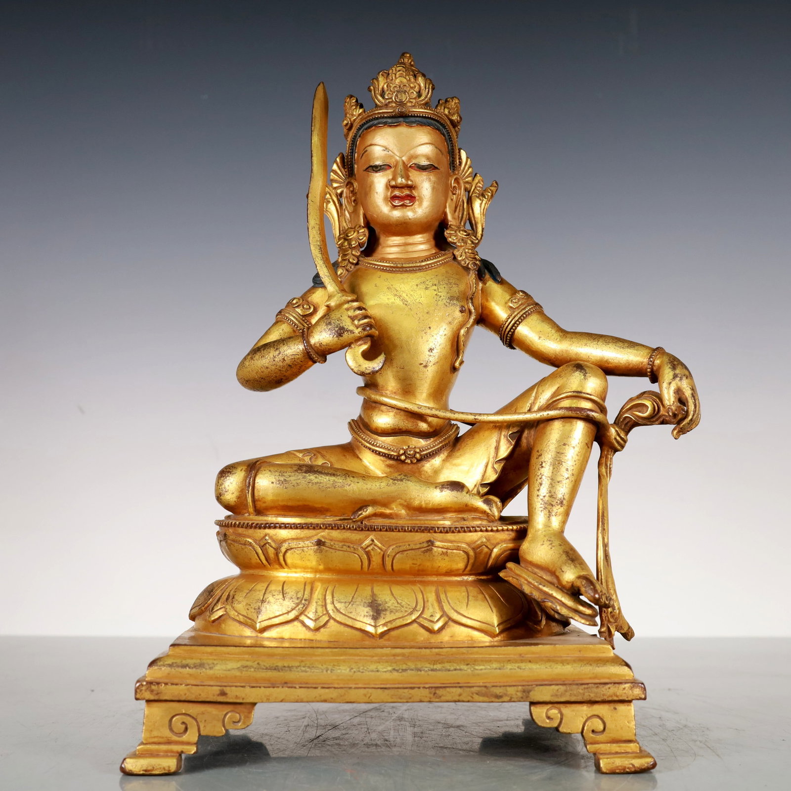 A Exquisite Gilt Bronze Statue of Bodhisattva Buddha statue: A Exquisite Gilt Bronze Statue of Bodhisattva Buddha statue Ming Dynasty, China Size:7.1inx6.1inx11.4in Weight:3850g铜鎏金菩萨佛像 中国明
