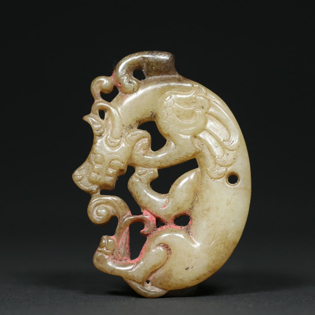 An Exquisite White Jade Dragon Pendant: An Exquisite White Jade Dragon Pendant,Han Dynasty,China,Size:2.5inx1.8inx0.4in,Weight:39.6g白玉龙挂件,中国汉代,Size:6.3cmx4.5cmx1cm,Weight:39.6g