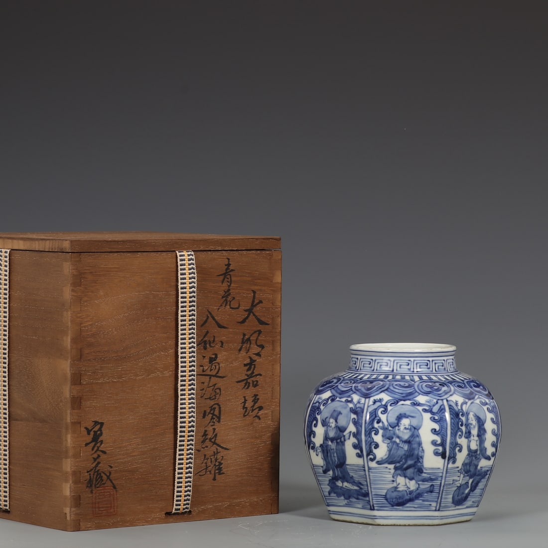 An Exquisite Blue and White Figure Pattern Jar: An Exquisite Blue and White Figure Pattern Jar,Ming Dynasty, China,Jiajing Six-character MarkSize:4.9inx3inx5.9in青花人物纹罐,中国明代,Ü