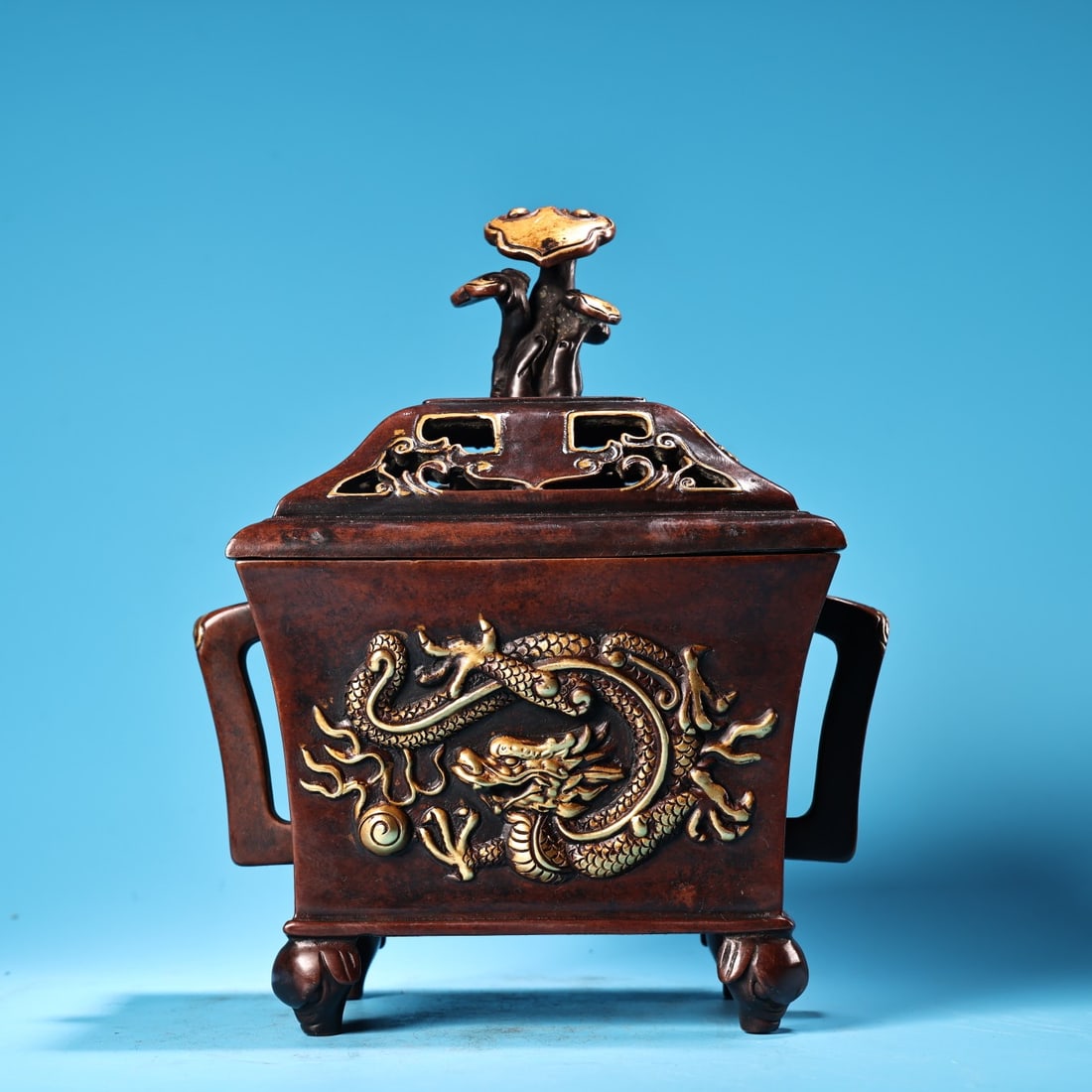 An Exquisite Gilt Bronze Dragon Pattern Double-Ears Elephant Legs Censer,With Ganoderma lucidum: An Exquisite Gilt Bronze Dragon Pattern Double-Ears Elephant Legs Censer,With Ganoderma lucidum Cover,Ming Dynasty, China,Xuande Six-character Mark,Size:9.4inx7.5in,Weight:4800g铜鎏金