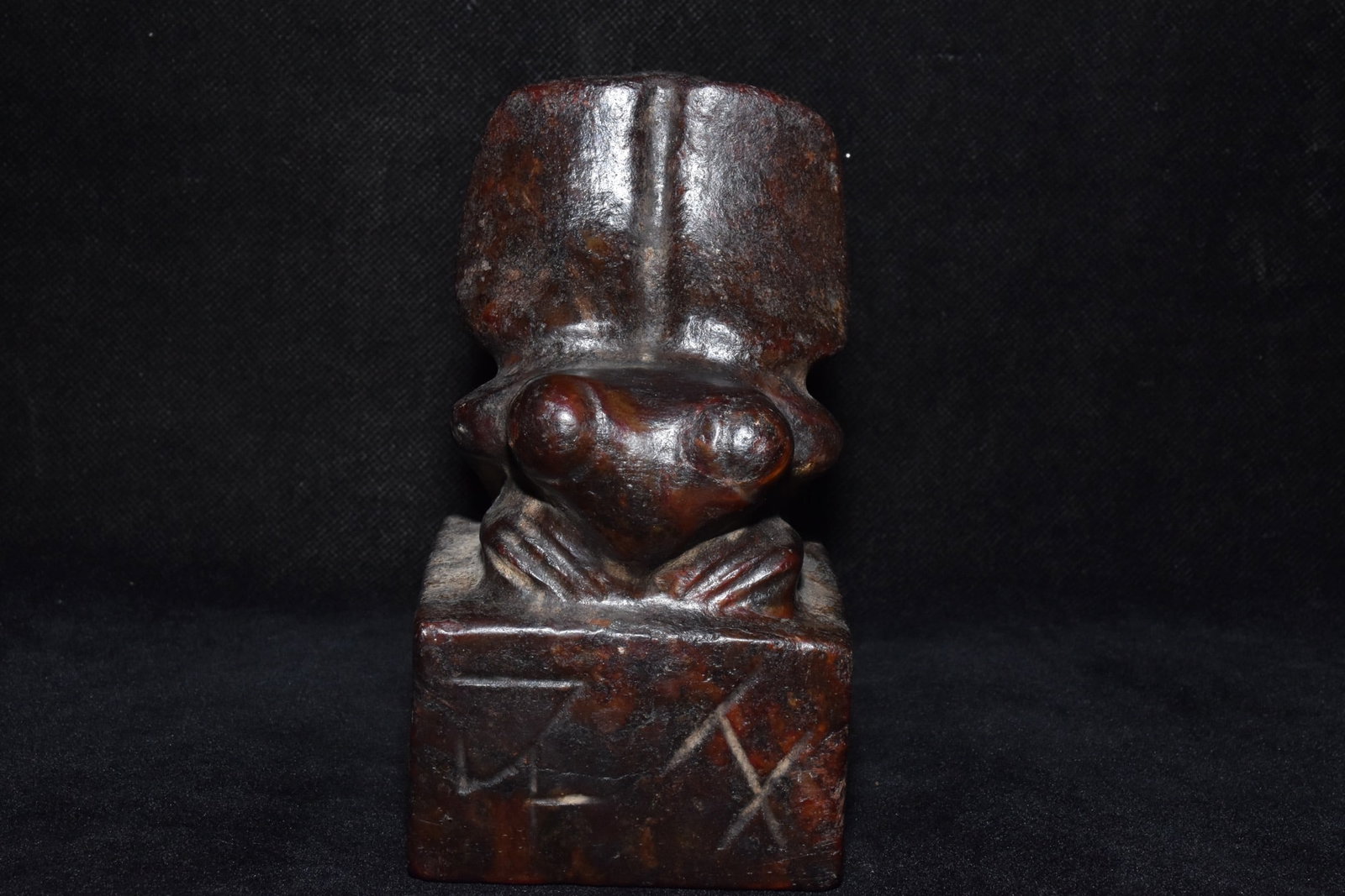 An Exquisite White Jade Beast-Face Pattern Seal (1 of 6)