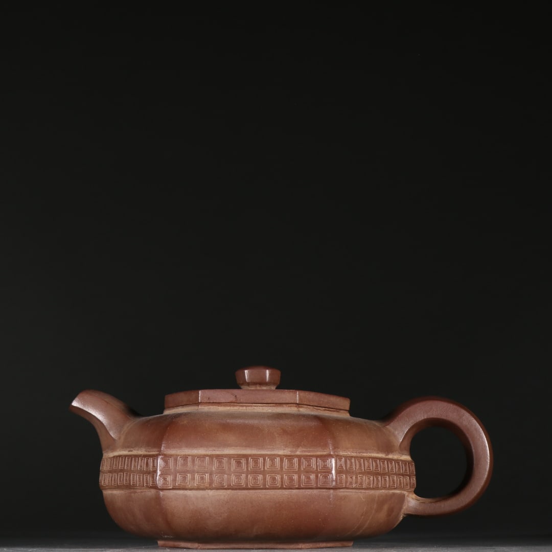 An Exquisite Purple Sands Teapot: An Exquisite Purple Sands Teapot Qing Dynasty, China Size:6.9inx7.1in紫砂六方壶 中国清代 Size:17.5cmx18cm