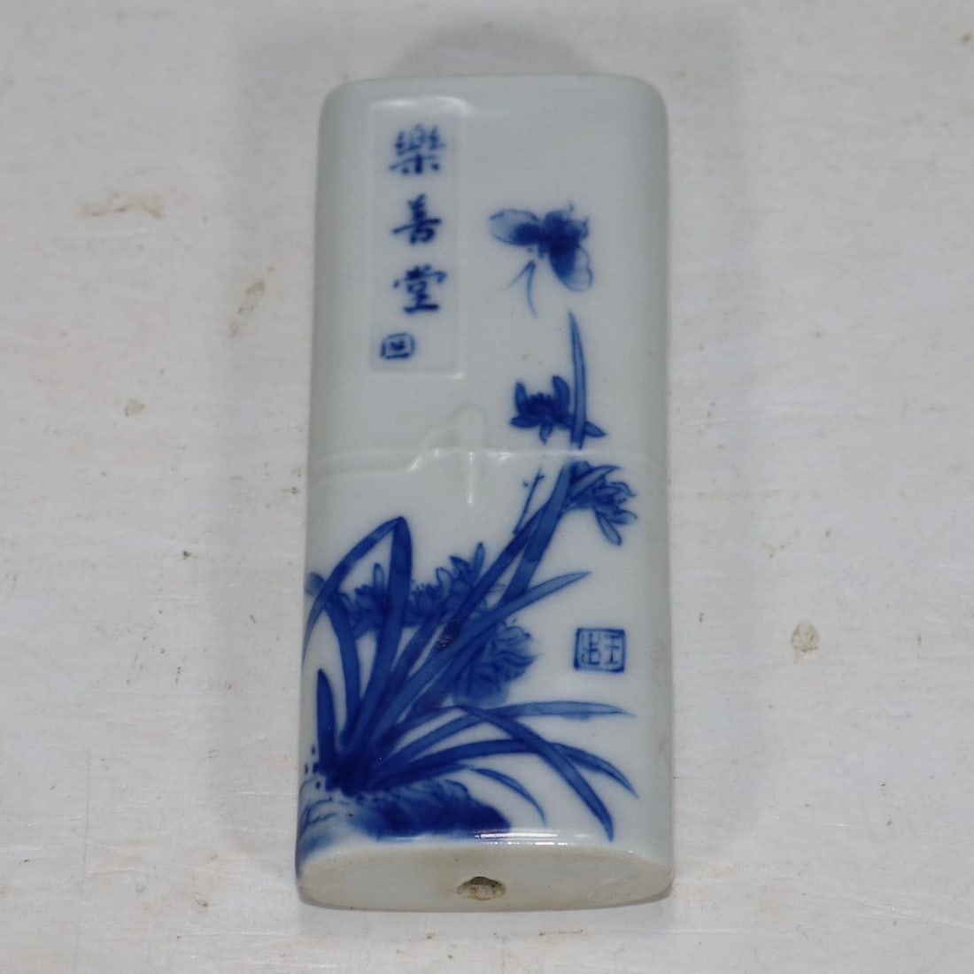An Exquisite Blue and White Flower and Butterfly Pattern Ornament,With Poem: An Exquisite Blue and White Flower and Butterfly Pattern Ornament,With Poem,the Republic of China,Size:3inx1.2in青花花卉蝴蝶纹摆件,带诗