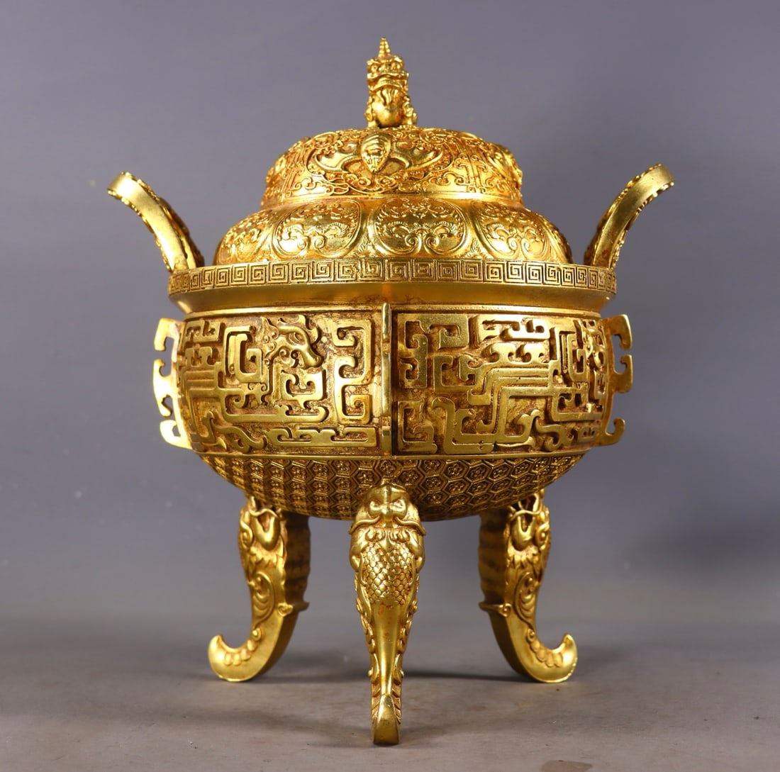 An Exquisite Gilt Bronze Bats and Chi-Dragon Pattern Double-Ears and Tripod Censer: An Exquisite Gilt Bronze Bats and Chi-Dragon Pattern Double-Ears and Tripod Censer,Qing Dynasty,China,Size:11.4inx9.6inx8.1in,Weight:3580g铜鎏金蝙蝠螭龙ಬ