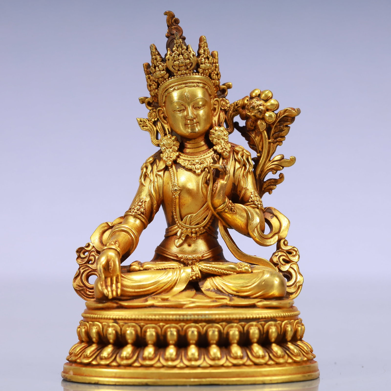 An Exquisite Gilt Bronze Statue of Avalokitesvara: An Exquisite Gilt Bronze Statue of Avalokitesvara Ming Dynasty, China Size:2.8inx2.2inx3.9in Weight:531g铜鎏金观音佛像 中国明代 Size:7