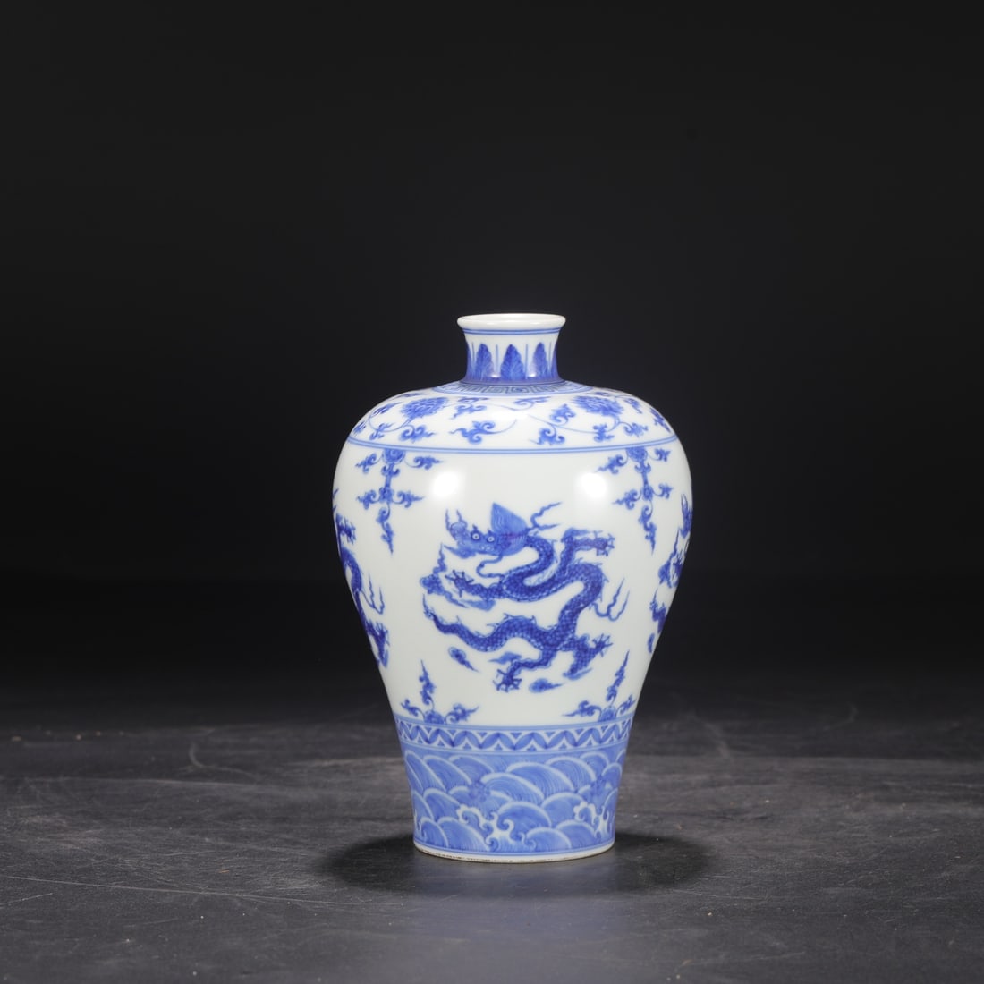 An Exquisite Blue and White Seawater Pattern Dragon Pattern Lotus Pattern Vase: An Exquisite Blue and White Seawater Pattern Dragon Pattern Lotus Pattern Vase Ming Dynasty, China Chenghua Six-character Mark Size:7.9inx4.9in青花海水龙纹大&