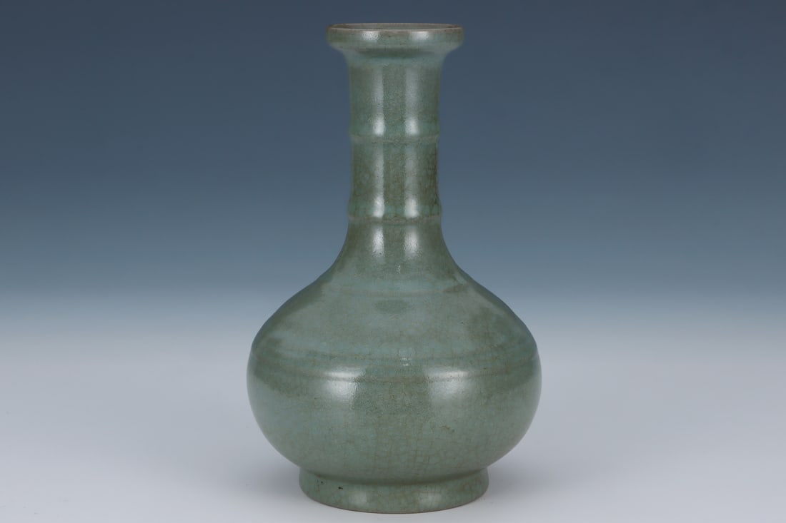 An Exquisite Ru yao Sky Blue Glazed Vase: An Exquisite Ru yao Sky Blue Glazed Vase Song Dynasty, China Size:8.1inx5.1in汝窑天青釉弦纹长颈瓶 中国宋代 Size:20.5