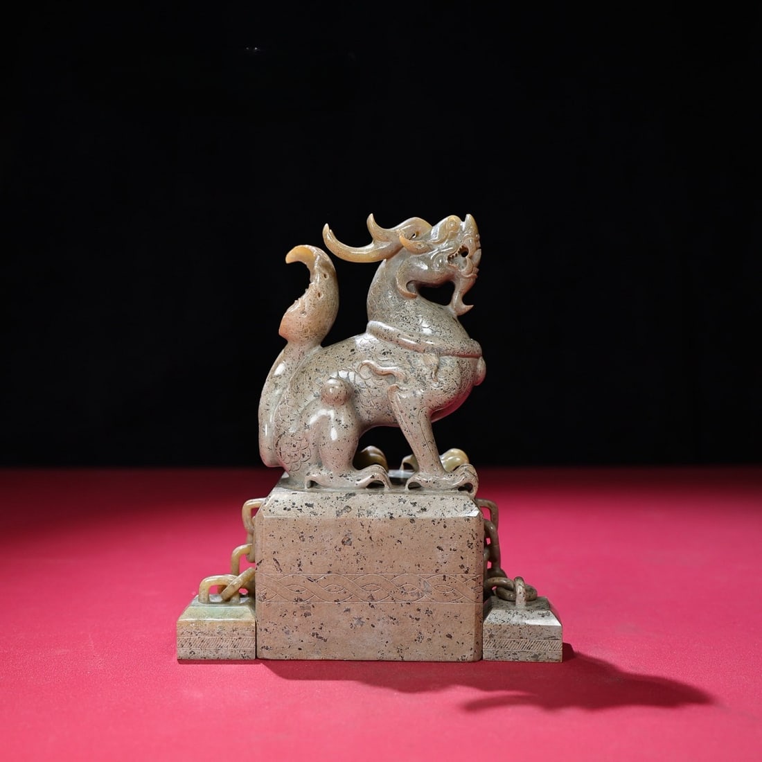 A Set of Fine White Jade Beast-Shaped Seals: A Set of Fine White Jade Beast-Shaped Seals,Qing Dynasty,China,Size:6.7inx3.4inx3.2in,1.1inx1.1inx1.1in,Total Weight:1880g一套白玉兽形印章,中Þ