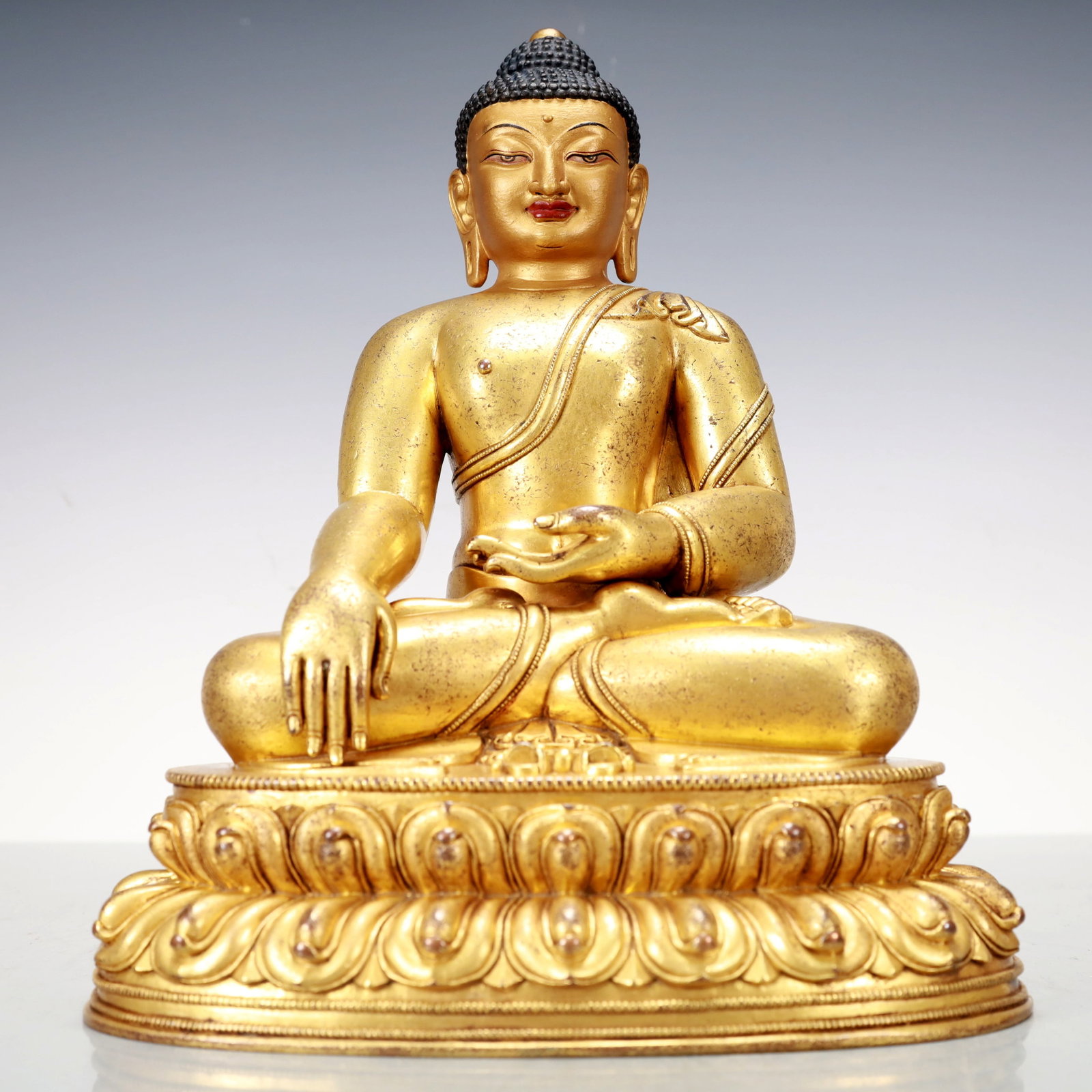 A Exquisite Gilt Bronze Statue of Sakyamuni Buddha statue: A Exquisite Gilt Bronze Statue of Sakyamuni Buddha statue Ming Dynasty, China Size:8.3inx5.9inx10.2in Weight:3850g铜鎏金释迦牟尼佛像 中Þ
