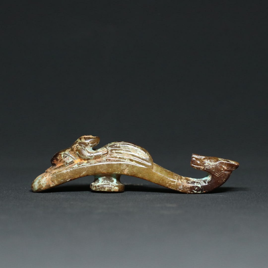 An Exquisite White Jade Figure Pattern Dragon-head Hook - 2
