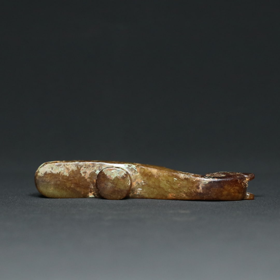 An Exquisite White Jade Figure Pattern Dragon-head Hook - 4