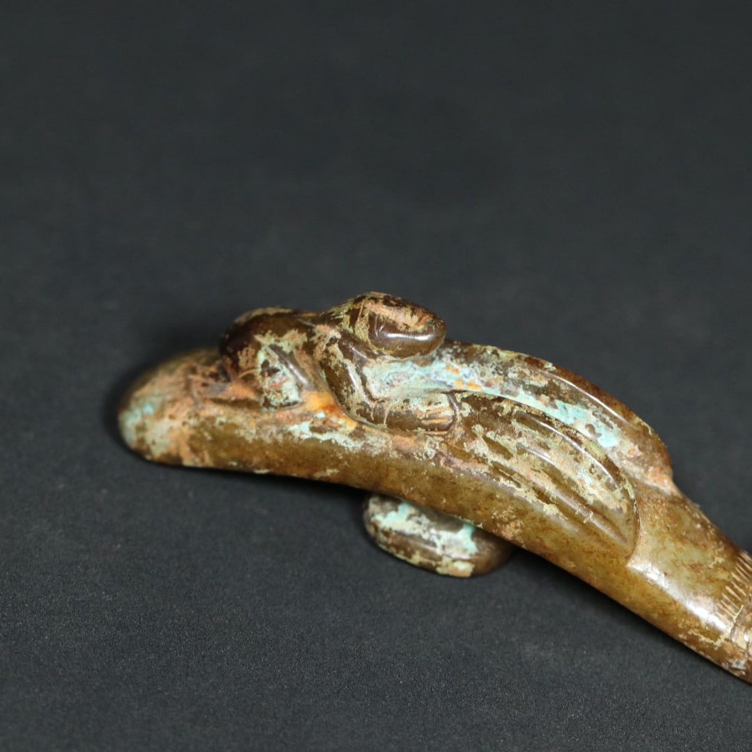 An Exquisite White Jade Figure Pattern Dragon-head Hook - 9