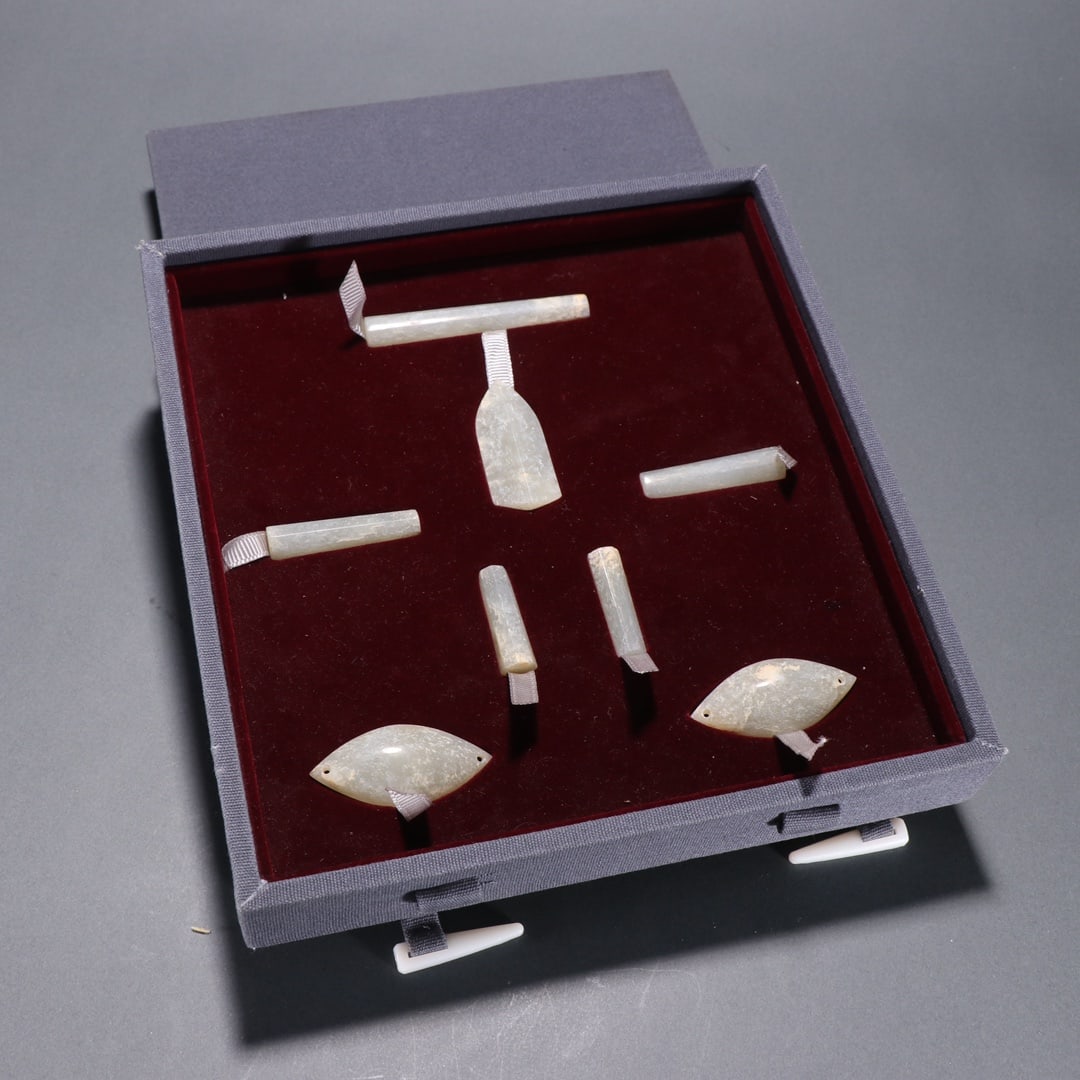 A Set of Fine Archaic Jade Pendants: A Set of Fine Archaic Jade Pendants,Qing Dynasty,China,Size:1.7inx0.7in,Weight:8.7g一套高古玉挂件,中国清代,Size:4.3cmx1.9cm,Weight:8.7