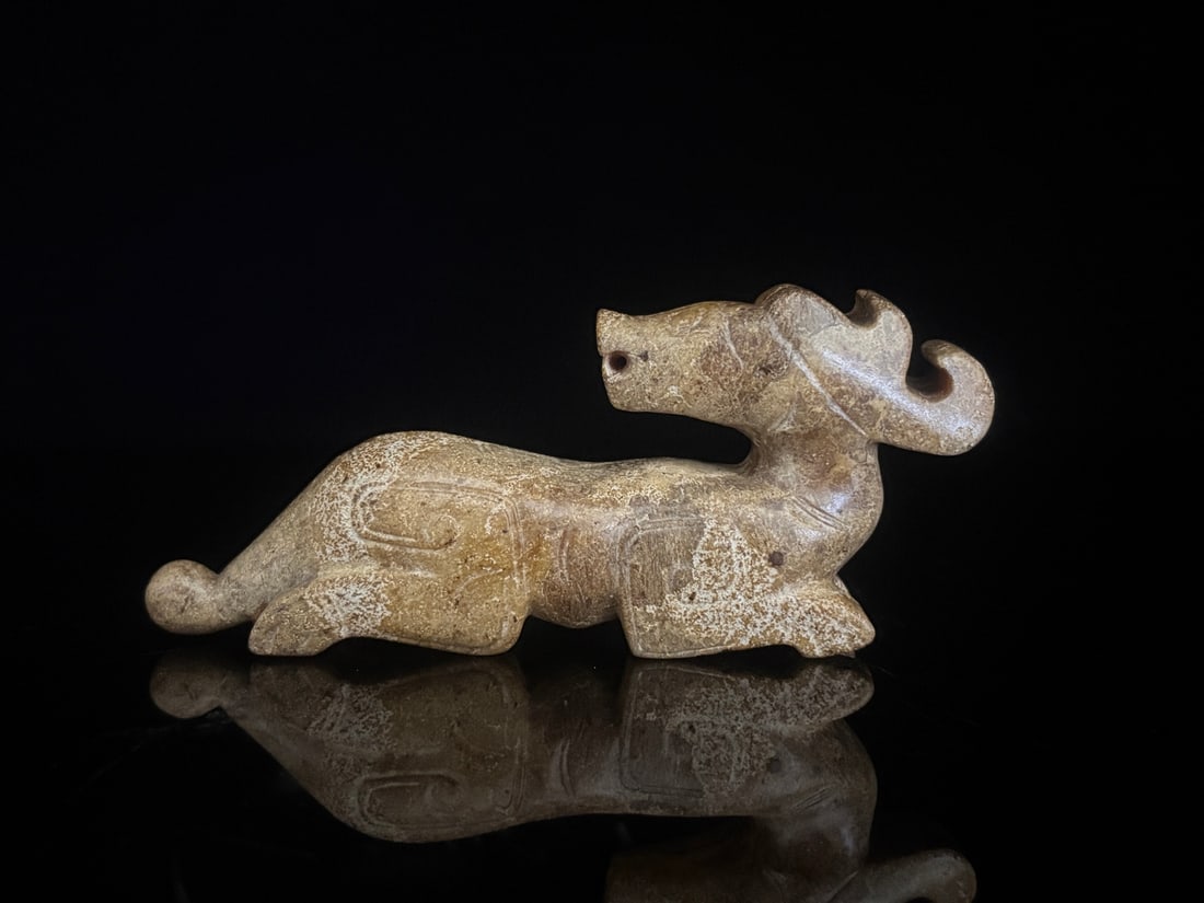 An Exquisite White Jade Deer Pendant: An Exquisite White Jade Deer Pendant,the Sang and Zhou in Period in China,Size:4.7inx2inx1in,Weight:160g白玉鹿挂件,中国商周时期,Size:1