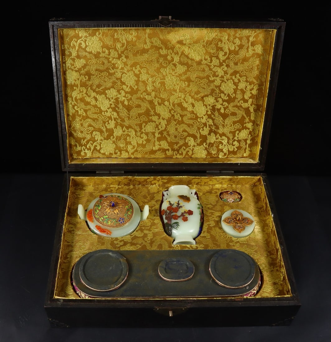An Exquisite White Jade Inlaid Gems Flower Pattern Ornament: An Exquisite White Jade Inlaid Gems Flower Pattern Ornament,Qing Dynasty,China,Size:(Vase)6.1inx2.8inx1.6in,2.8inx4.9inx3.7in,1.8inx2.4in,Total Weight:775g白玉镶百宝Ŏ