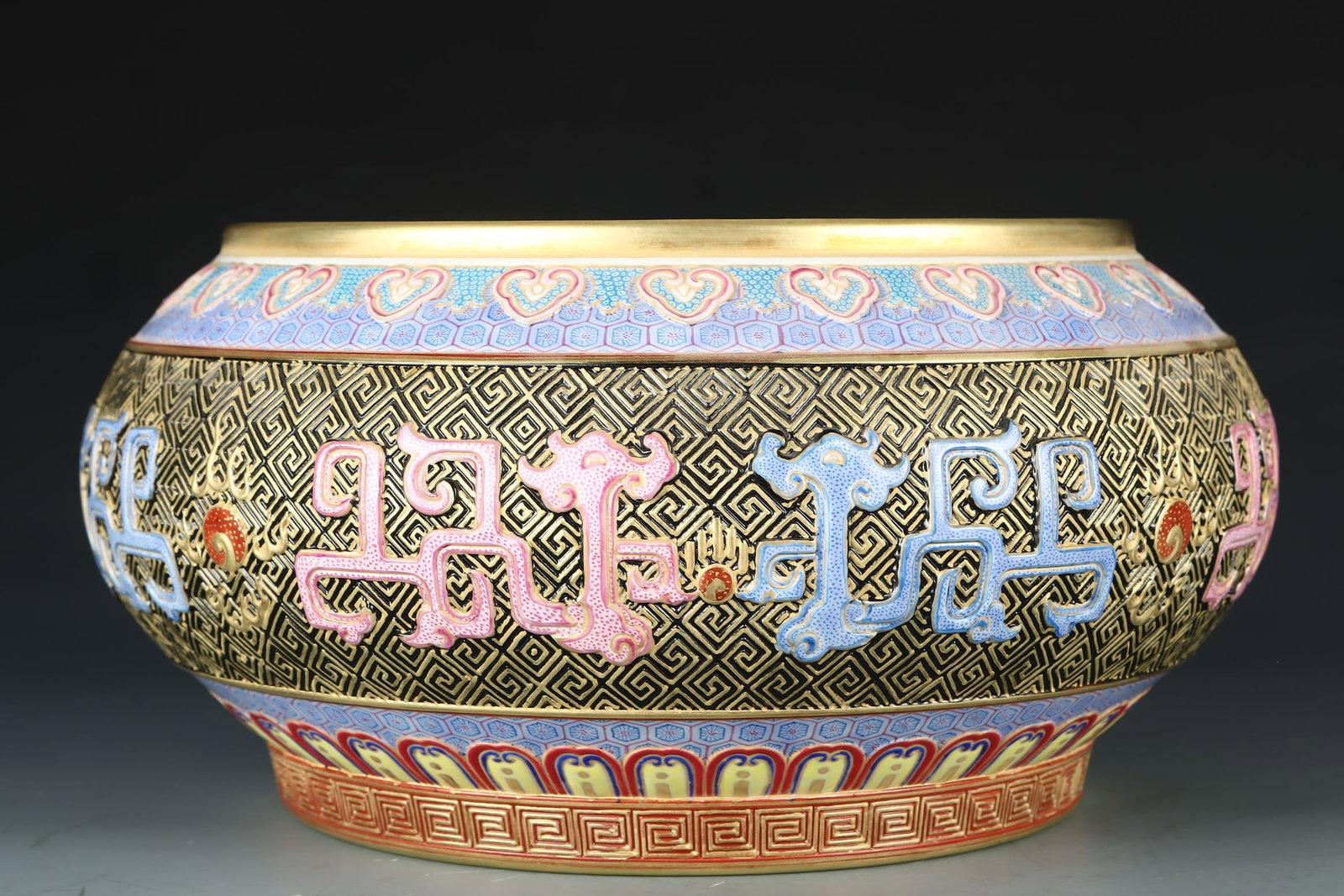 An Exquisite Famille-Rose Painted Gold Chi-Dragon Pattern Brush Washer: An Exquisite Famille-Rose Painted Gold Chi-Dragon Pattern Brush Washer,Qing Dynasty,China,Qianlong Six-character Mark,Size:9.1inx5.1in粉彩描金螭龙纹笔&#