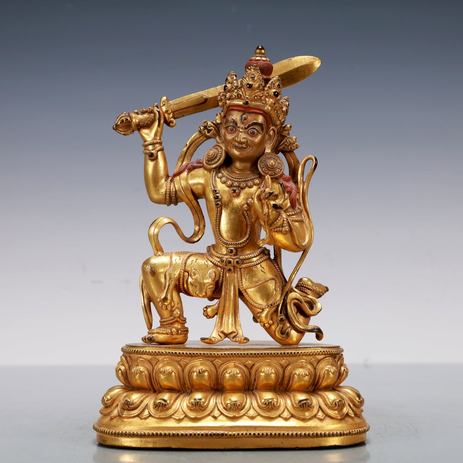A Exquisite Gilt Bronze Buddha statue: A Exquisite Gilt Bronze Buddha statue Qing Dynasty, China Size:5.5inx3.5inx7.9in Weight:1900g铜鎏金金刚手佛像 中国清代 Size:14cm