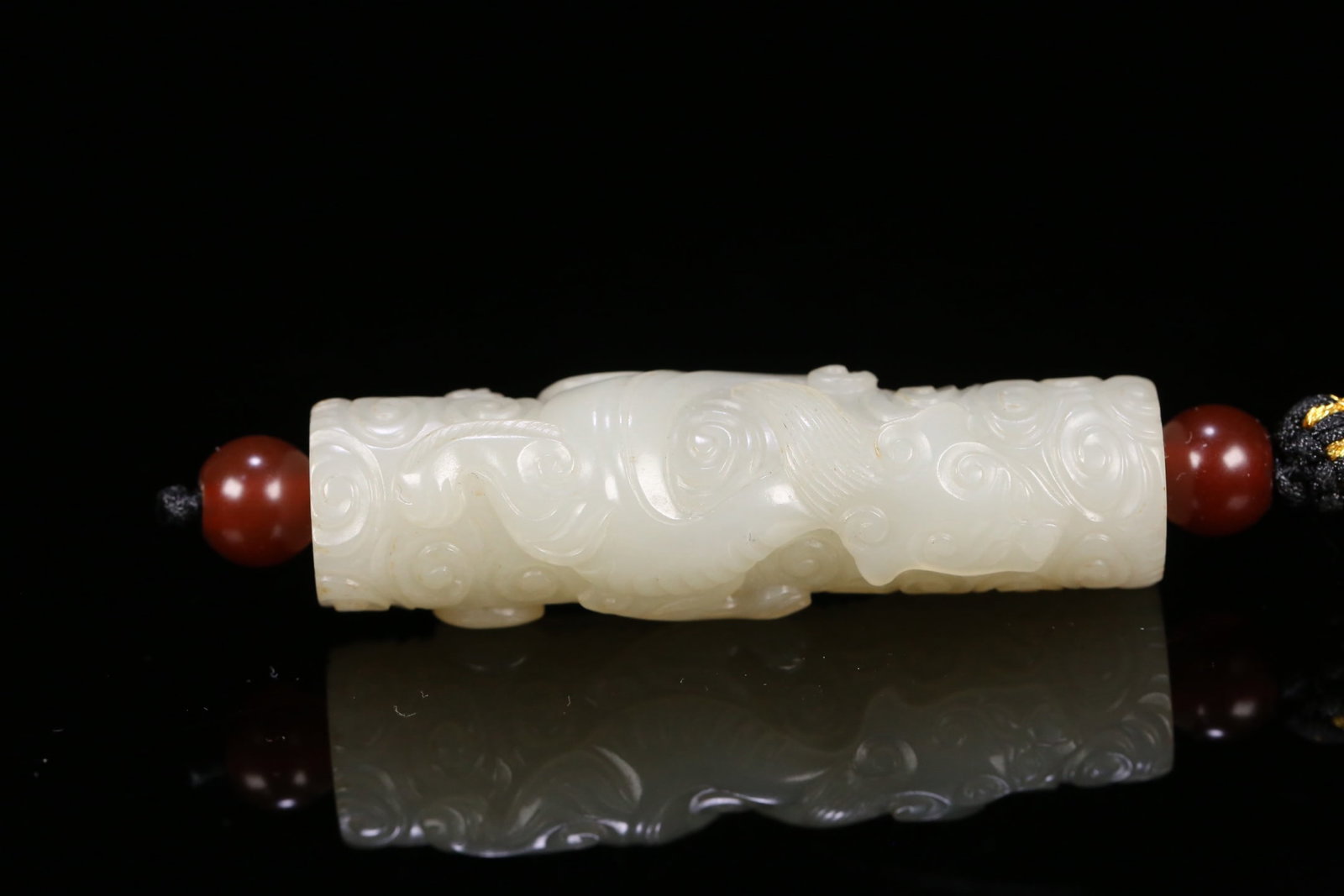 An Exquisite White Jade Chi-Dragon Pattern Pendant: An Exquisite White Jade Chi-Dragon Pattern Pendant,Qing Dynasty,China,Size:2.1inx0.6in,Weight:24.2g白玉螭龙纹挂件,中国清代,Size:5.3cmx