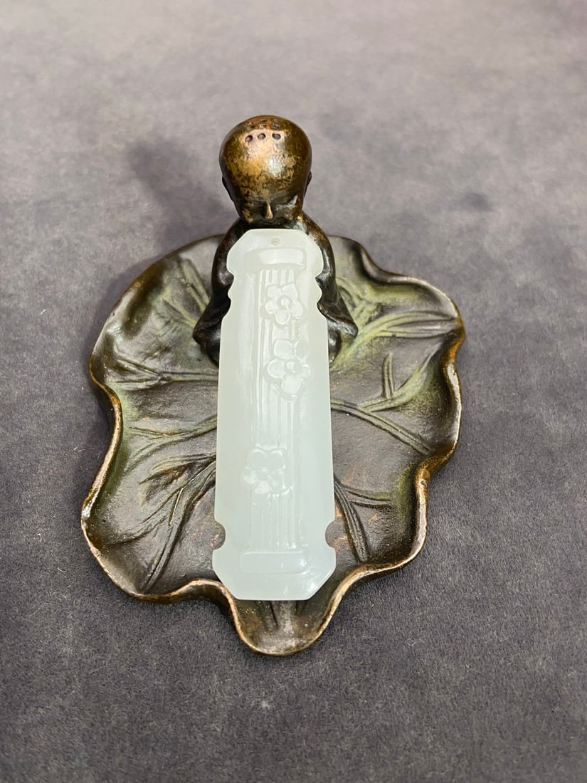 An Exquisite White Jade Plum Blossom Pattern Pendant: An Exquisite White Jade Plum Blossom Pattern Pendant,Qing Dynasty,China,Size:2.1inx0.7inx0.3in,Weight:12g白玉梅花纹挂件,中国清代,Size: