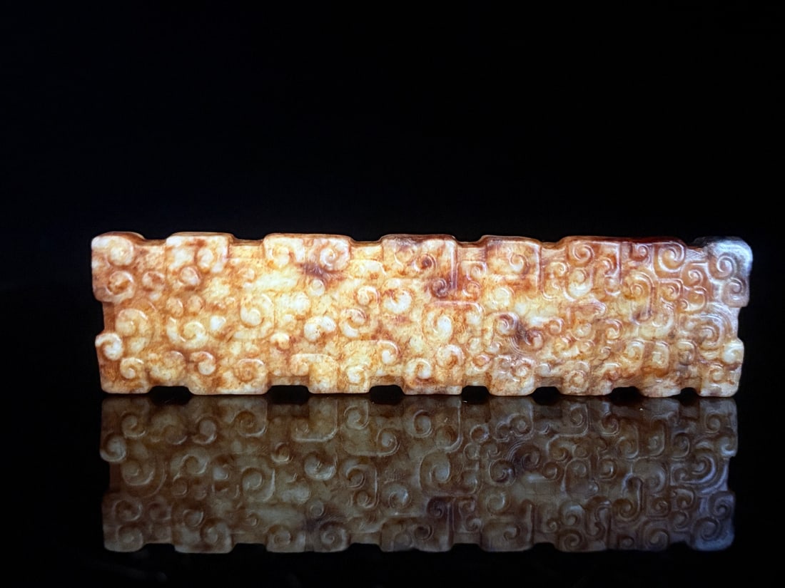 An Exquisite White Jade Dragon Pattern Ornament: An Exquisite White Jade Dragon Pattern Ornament,Qing Dynasty,China,Size:6.1inx1.6inx0.6in,Weight:196g白玉龙纹摆件,中国清代,Size:15.5cmx4cmx1