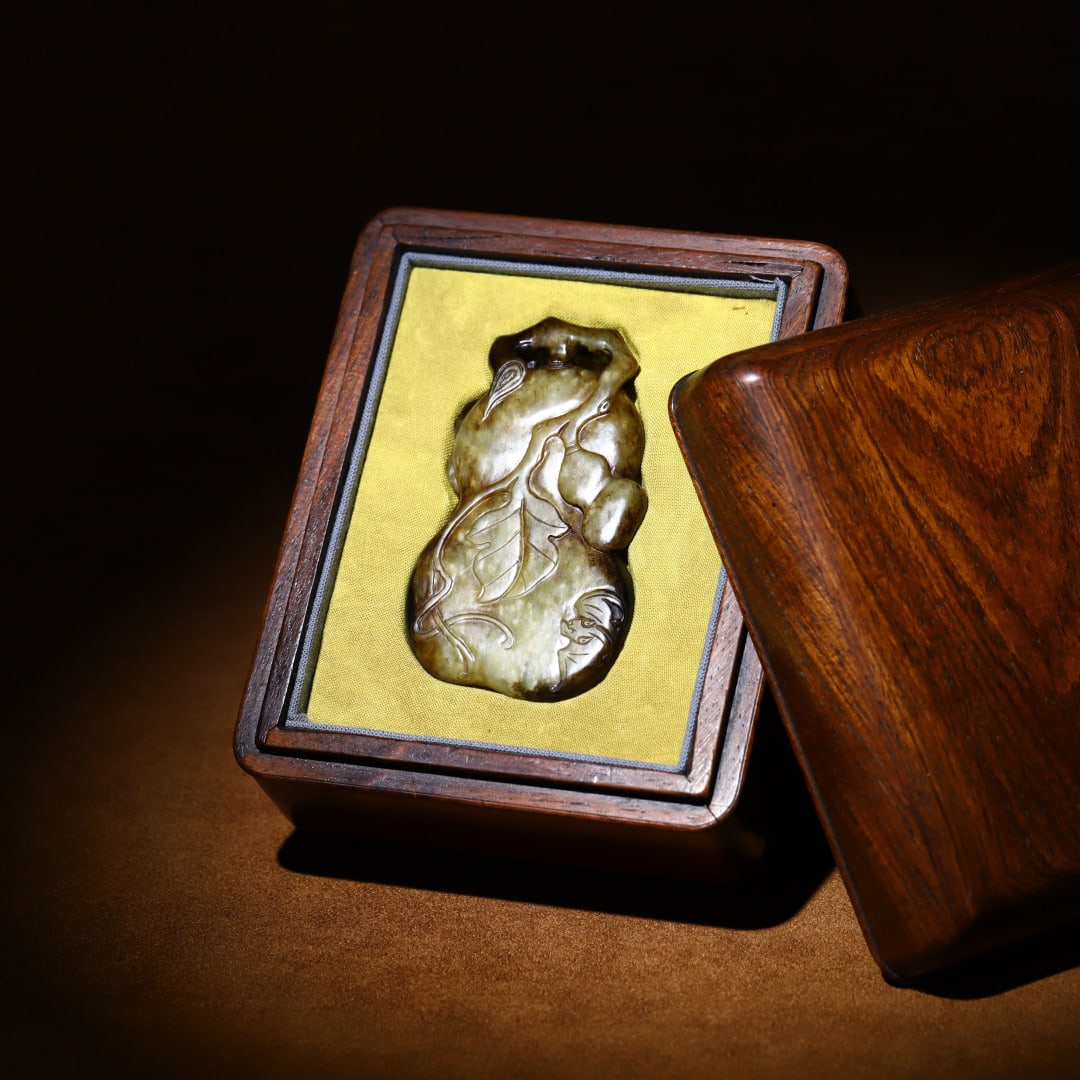 An Exquisite White Jade Bats Pattern Gourd Pendant,With Huanghuali wood Cover Box: An Exquisite White Jade Bats Pattern Gourd Pendant,With Huanghuali wood Cover Box,Qing Dynasty, ChinaSize:3.1inx1.8inx0.4in,Weight:62.4g白玉蝙蝠纹葫芦挂