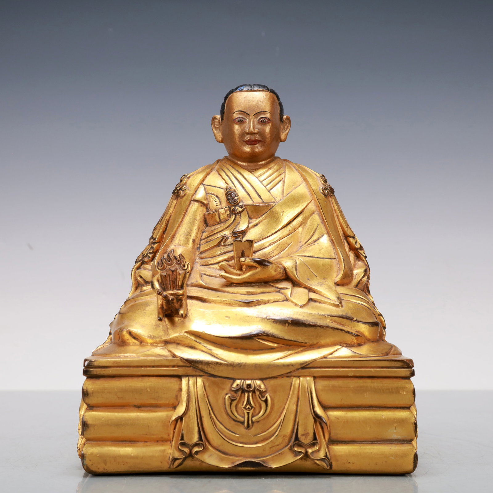 A Exquisite Gilt Bronze Statue of Guru Buddha statue: A Exquisite Gilt Bronze Statue of Guru Buddha statue Qing Dynasty, China Size:7.1inx5.3inx8.3in Weight:4050g铜鎏金上师佛像 中国清代 Si