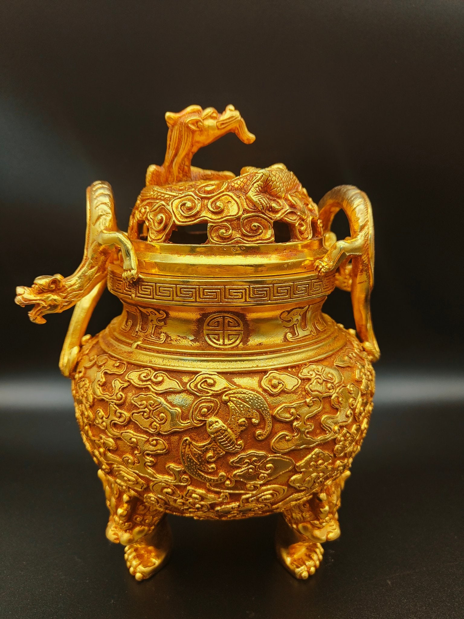 An Exquisite Gilt Bronze Auspicious Cloud and Bats Pattern Dragon-Ears Beast Legs Censer: An Exquisite Gilt Bronze Auspicious Cloud and Bats Pattern Dragon-Ears Beast Legs Censer,Qing Dynasty,China,Qianlong Four-character Mark,Size:9.1inx6.3in,Weight:1866g铜鎏金祥&#