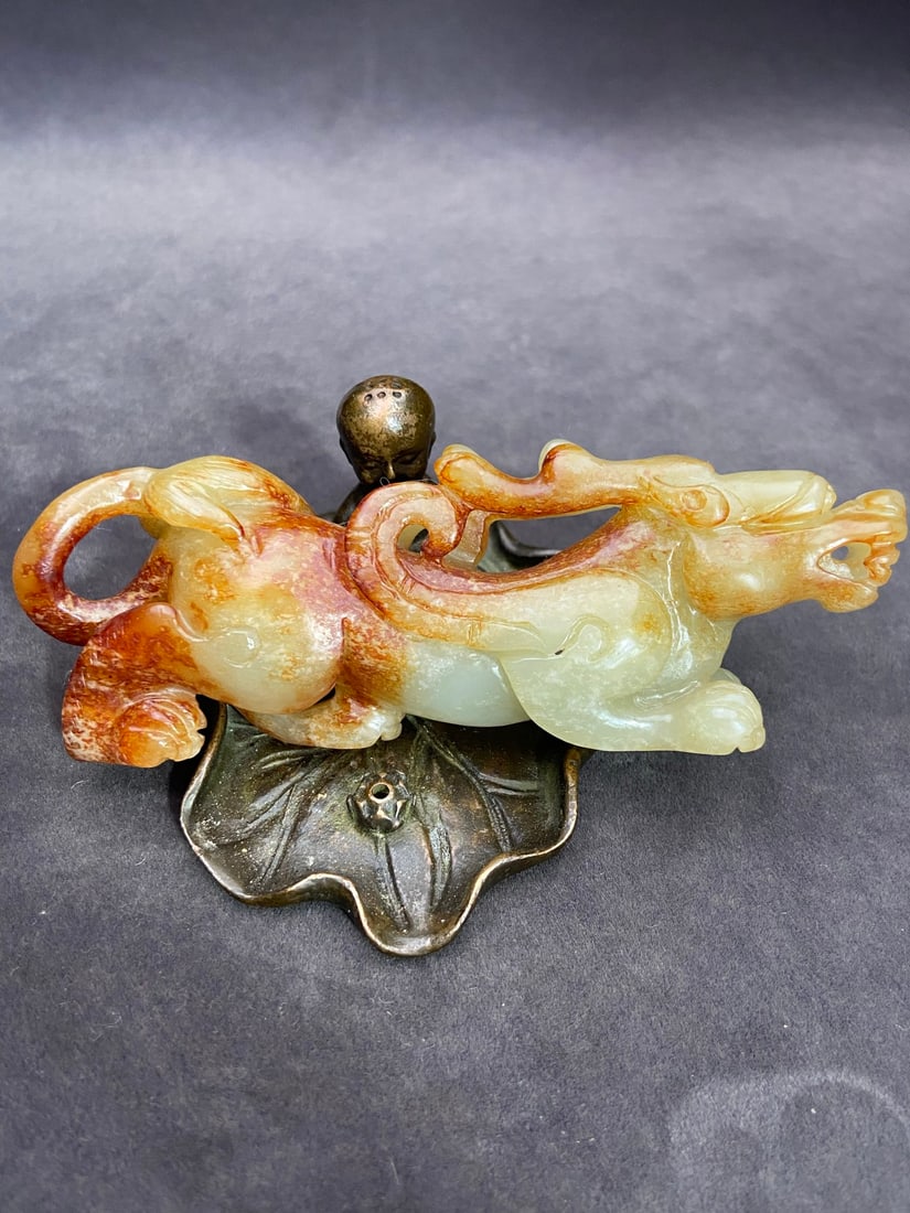 An Exquisite White Jade Dragon Hand Piece: An Exquisite White Jade Dragon Hand Piece,Qing Dynasty,China,Size:4.4inx1.6inx0.8in,Weight:107g白玉龙手把件,中国清代,Size:11.25cmx4cmx2.1cm,