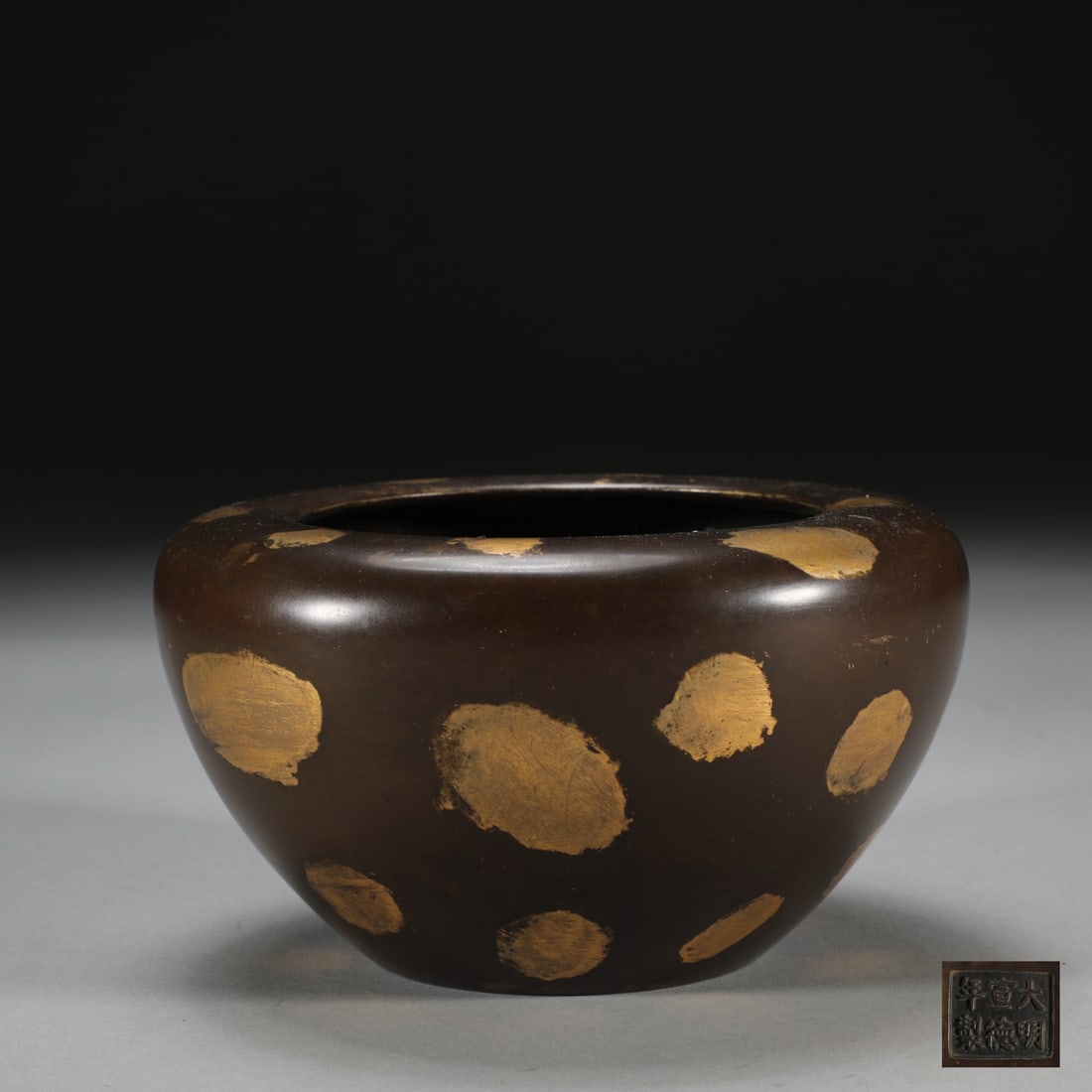 An Exquisite Bronze Gilding Censer: An Exquisite Bronze Gilding Censer,Ming Dynasty,China,Size:3inx5.3in,Weight:1450g铜点金香炉,中国明代,Size:7.5cmx13.5cm,Weight:1450g