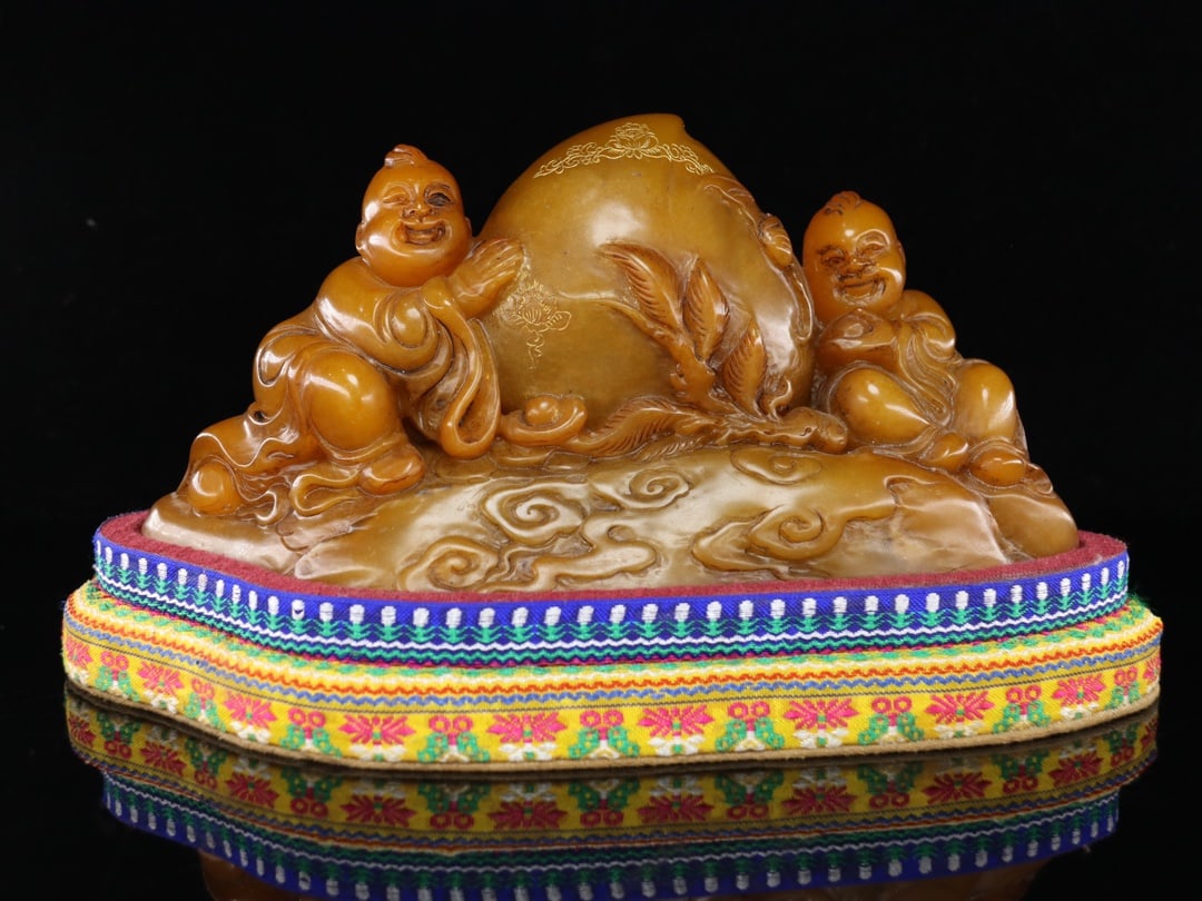 An Exquisite Tianhuang Stone Figure and Peach Pattern Seal: An Exquisite Tianhuang Stone Figure and Peach Pattern Seal,Qing Dynasty, China,Shixiang Mark,Size:9.1inx5.1inx3.9in,Weight:1625g田黄石人物桃纹印章