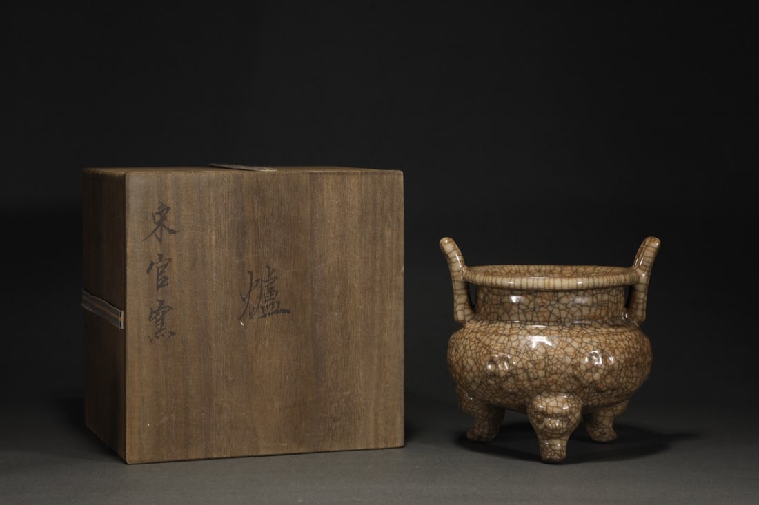 An Exquisite Ge yao Yellow Glazed Double-Ears Tripod Censer: An Exquisite Ge yao Yellow Glazed Double-Ears Tripod Censer Song Dynasty, China Size:5.9inx6.1in哥窑米黄釉兽头三足鼎式炉 中