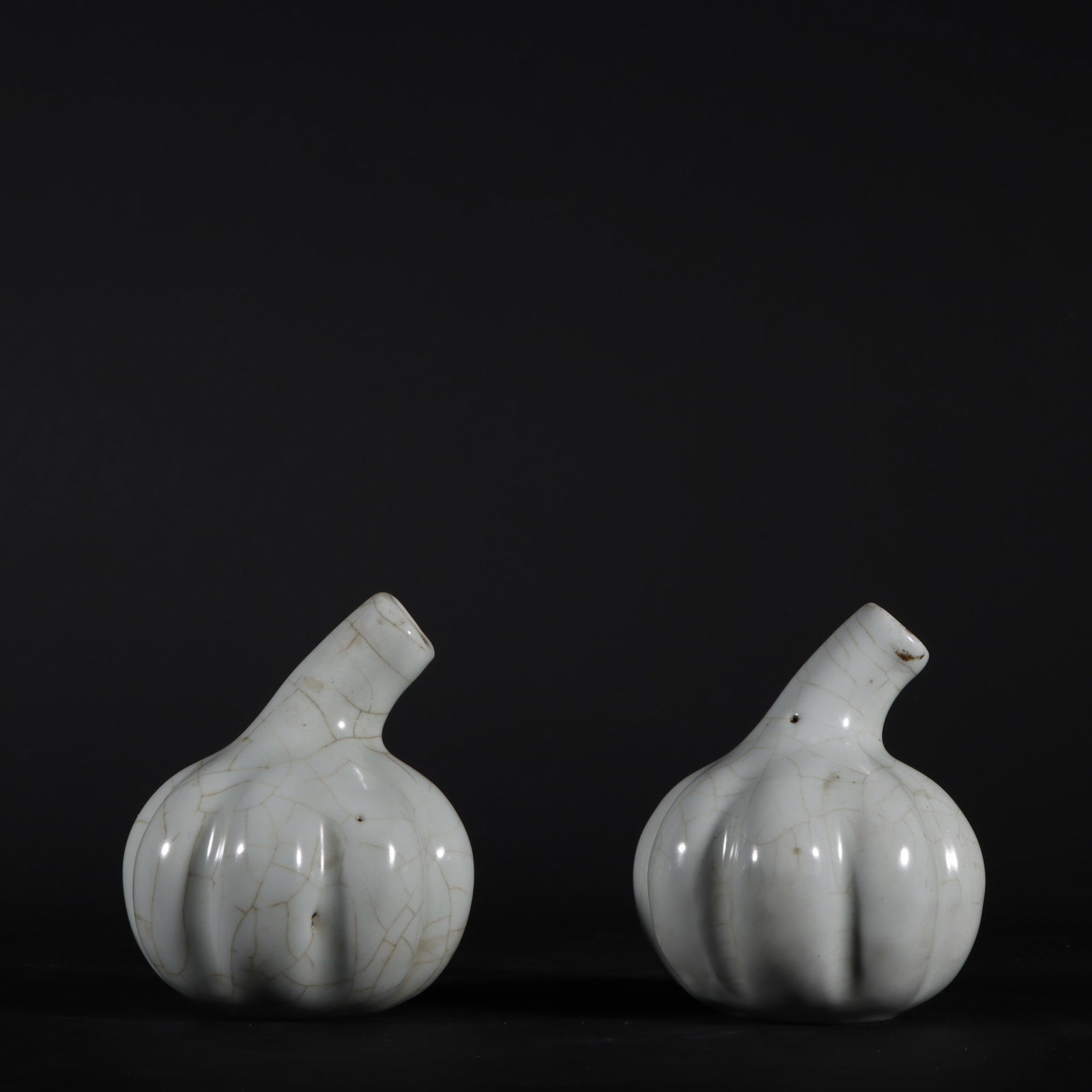 A Pair of Exquisite Guan yao Water Pot: A Pair of Exquisite Guan yao Water Pot Song Dynasty, China Size:3.3inx3in官窑月白釉蒜头水滴一对 中国宋代 Size:
