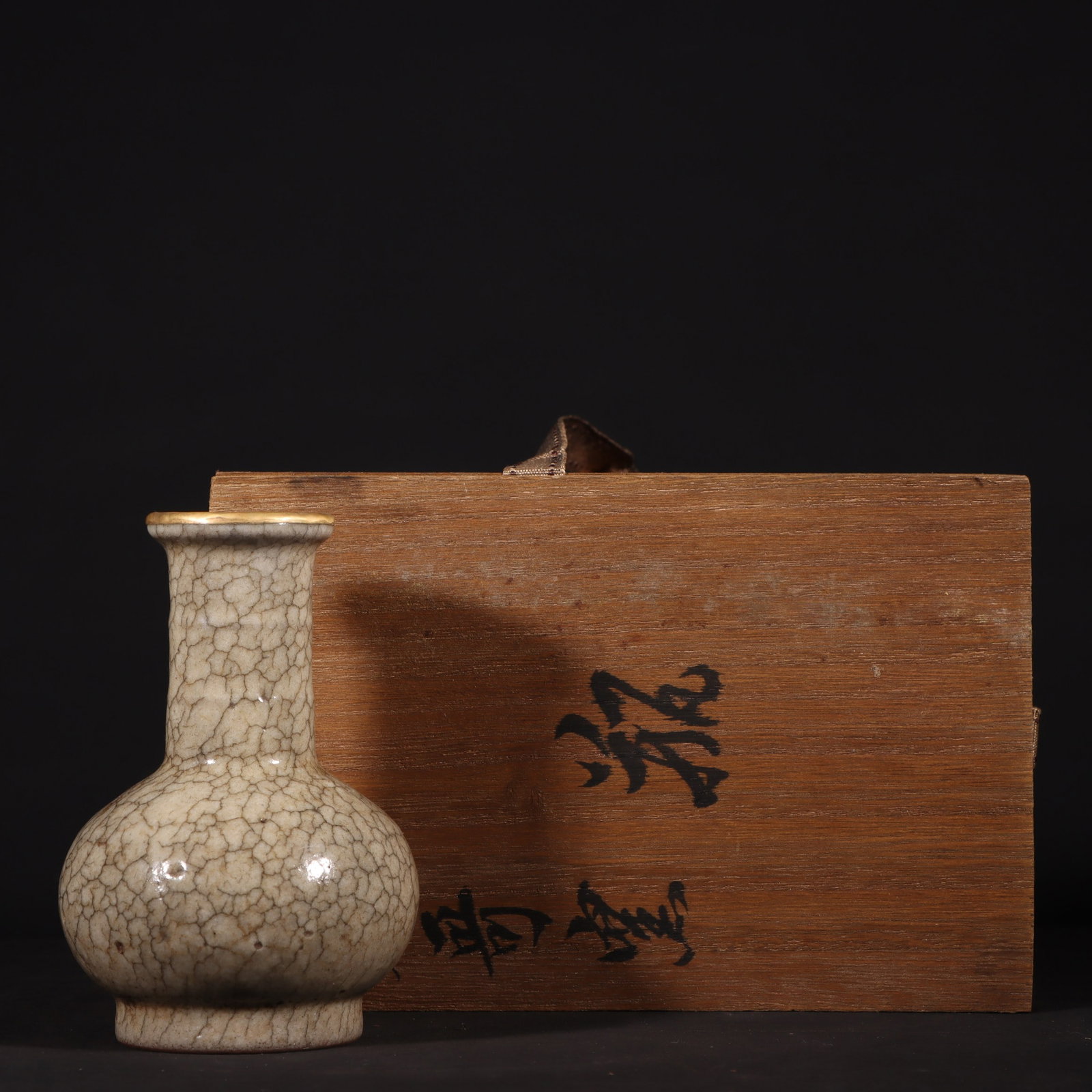 An Exquisite Ge yao Painted Gold Vase: An Exquisite Ge yao Painted Gold Vase Song Dynasty, China Size:4.6inx3.1in哥窑镶金扣弦纹瓶 中国宋代 Size:11.8cmx8cm
