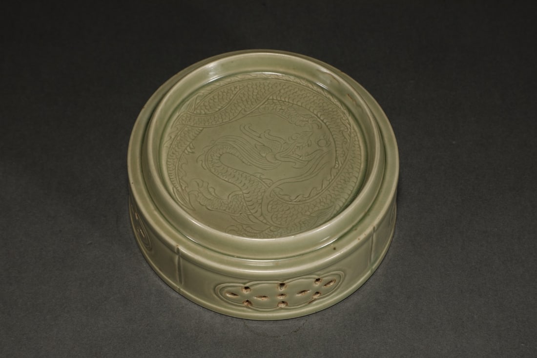 An Exquisite Yue yao Celadon Dragon Pattern Brush Washer: An Exquisite Yue yao Celadon Dragon Pattern Brush Washer Tang Dynasty, China Size:2.2inx4.9in越窑秘色青磁刻花龙纹水洗 中&#