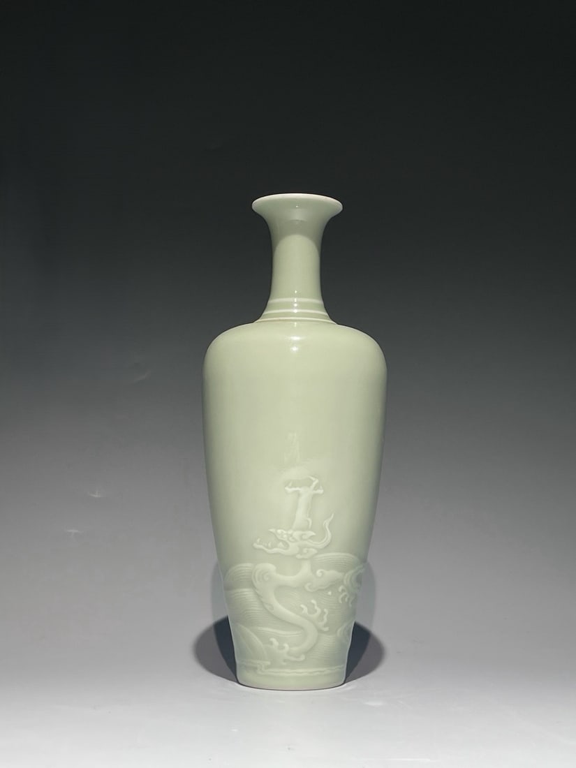 An Exquisite Pea-Green Glaze Dragon Pattern Vase: An Exquisite Pea-Green Glaze Dragon Pattern Vase,Qing Dynasty, China,Kangxi Six-character Mark,Size:8.5inx3.3in