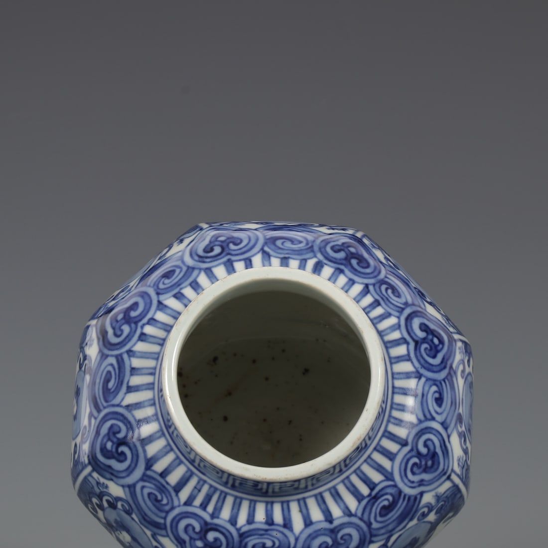 An Exquisite Blue and White Figures Pattern Jar - 8