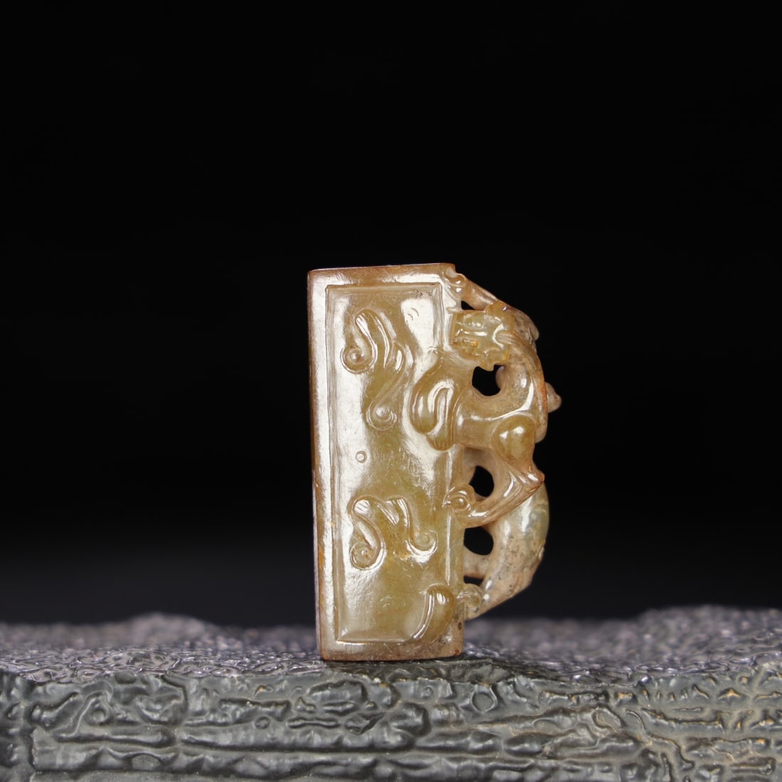 An Exquisite Hotan Jade Tiger Pendant: An Exquisite Hotan Jade Tiger Pendant,Han Dynasty, China,Size:1.3inx0.5inx2.1in,Weight:40.7g 和田玉虎配饰,中国汉代