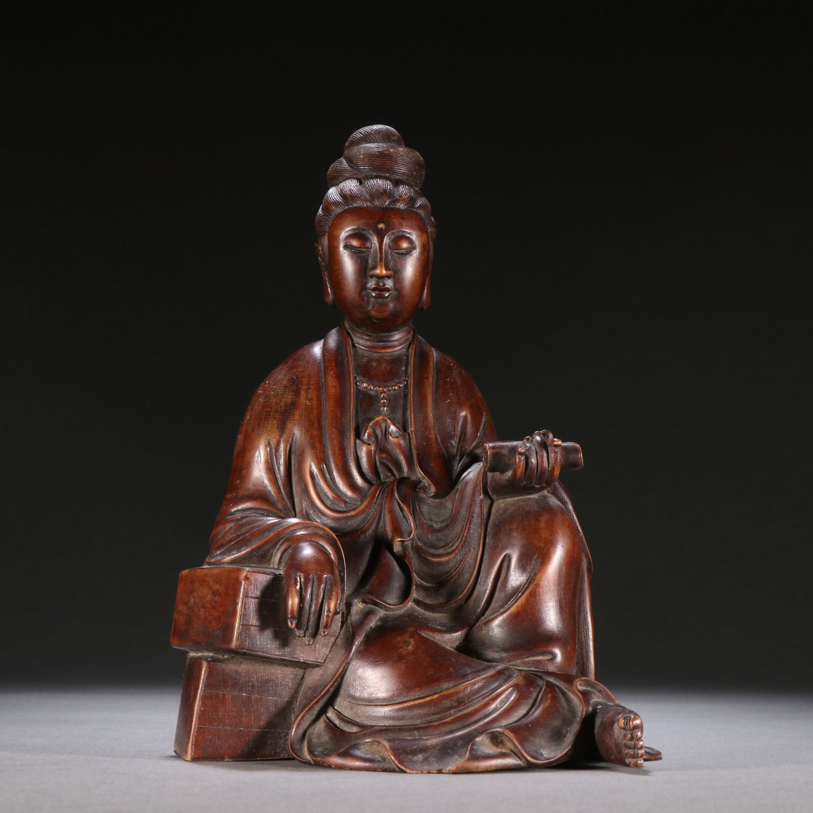 An Exquisite Boxwood Avalokitesvara Ornament: An Exquisite Boxwood Avalokitesvara Ornament,Qing Dynasty, China,With Mark,Size:7.7inx5.2in,Weight:500g 黄杨木观音摆件,中国清代,४