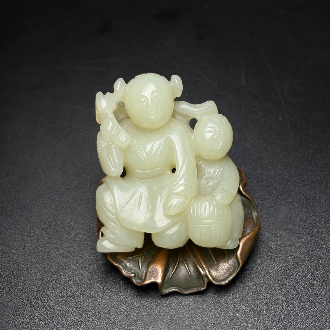 An Exquisite Hotan Jade Figures Ornament: An Exquisite Hotan Jade Figures Ornament,Qing Dynasty, China,Size:2inx1.6inx0.7in,Weight:57g 和田玉人物摆件,中国清代
