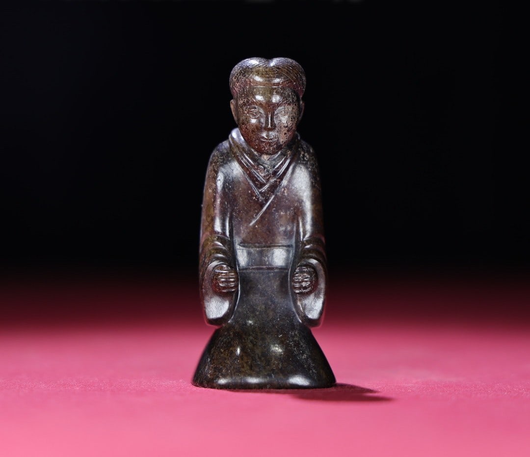 An Exquisite Hotan Jade Figures Ornament: An Exquisite Hotan Jade Figures Ornament,Han Dynasty, China,Size:3.1inx1.4inx1.5in,Weight:114g 和田玉人摆件,中国汉代