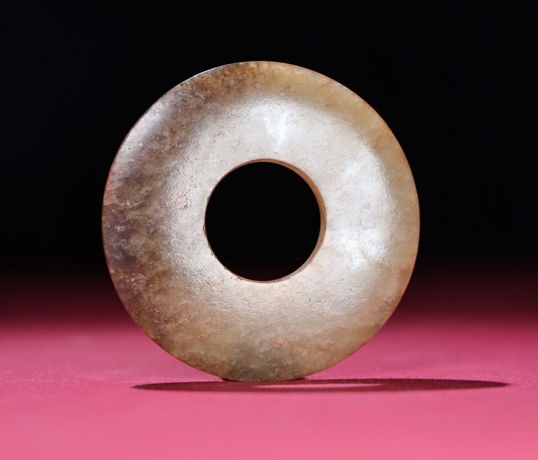 An Exquisite Hotan Jade Round Pendant: An Exquisite Hotan Jade Round Pendant,Han Dynasty, China,Size:3inx0.2inx1.1in,Weight:50g 和田玉圆佩,中国汉代