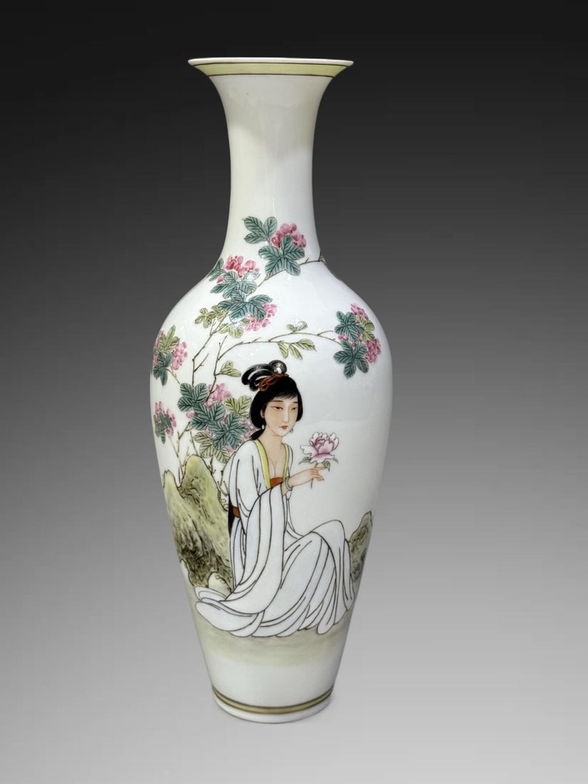An Exquisite Famille-Rose Figures Pattern Vase: An Exquisite Famille-Rose Figures Pattern Vase,Republic of China,With Mark,Size:9.1in 粉彩人物纹瓶,民国,带款
