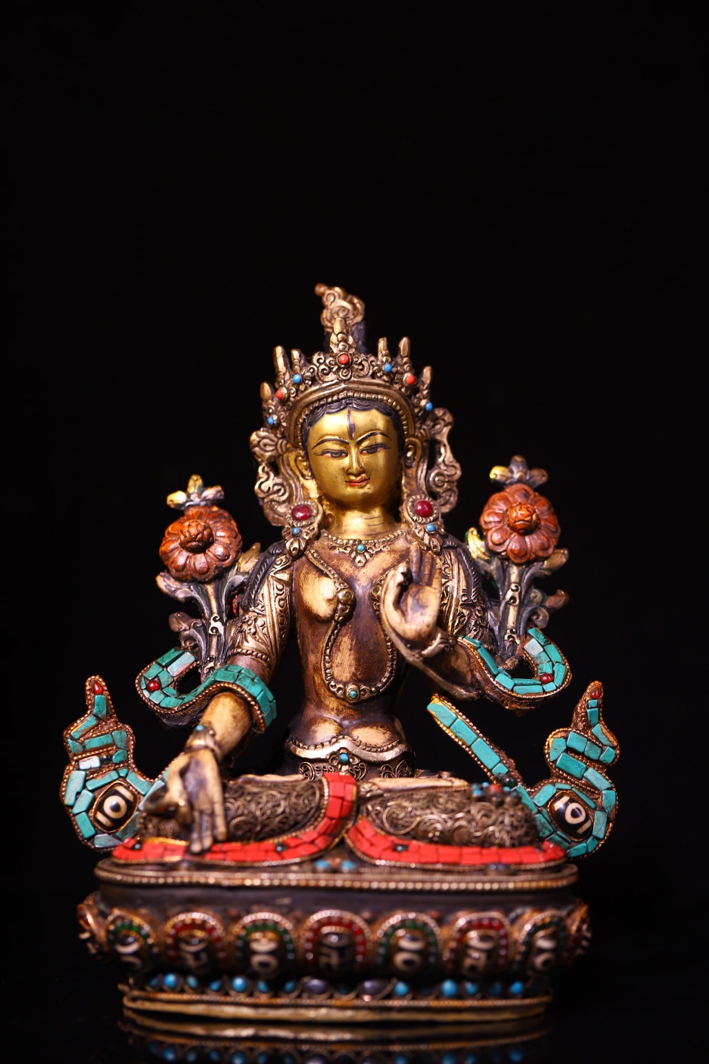 An Exquisite Gilt Bronze Inlaid Gems Figure Of White Tara Ornament: An Exquisite Gilt Bronze Inlaid Gems Figure Of White Tara Ornament,Ming Dynasty, China,Size:8.7inx6.7in,Weight:1920g 铜鎏金镶嵌宝石白度母