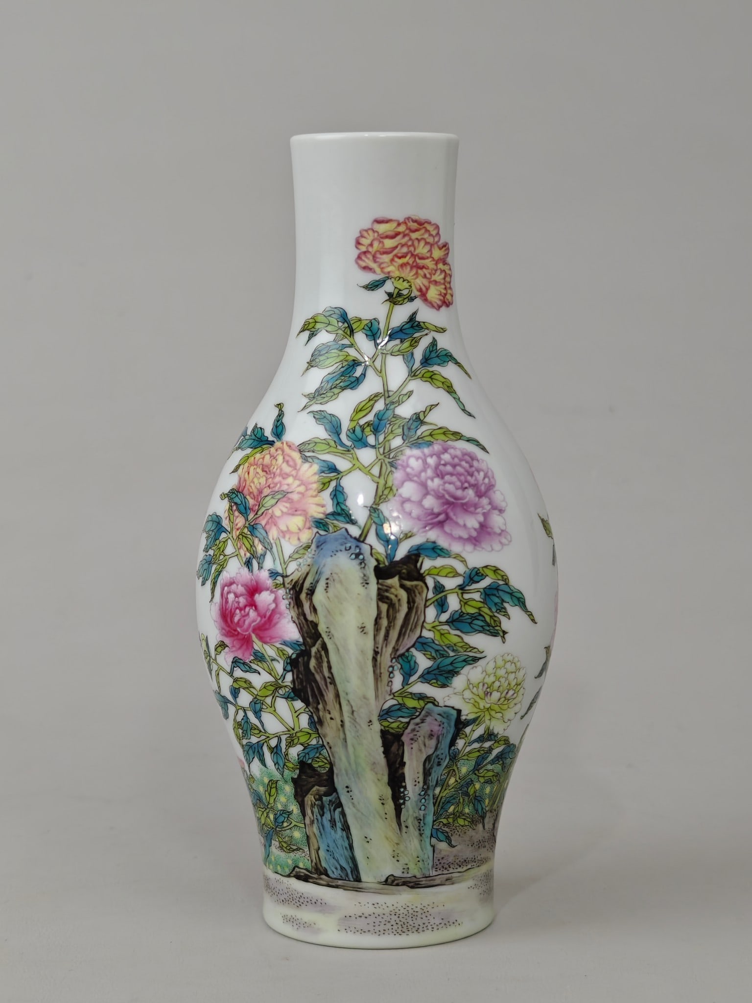 An Exquisite Enamel Flower Pattern Vase: An Exquisite Enamel Flower Pattern Vase,Qing Dynasty, China,Yongzheng Four-character Mark,Size:6.9inx3.3in 珐琅彩花卉纹瓶,中国清代,