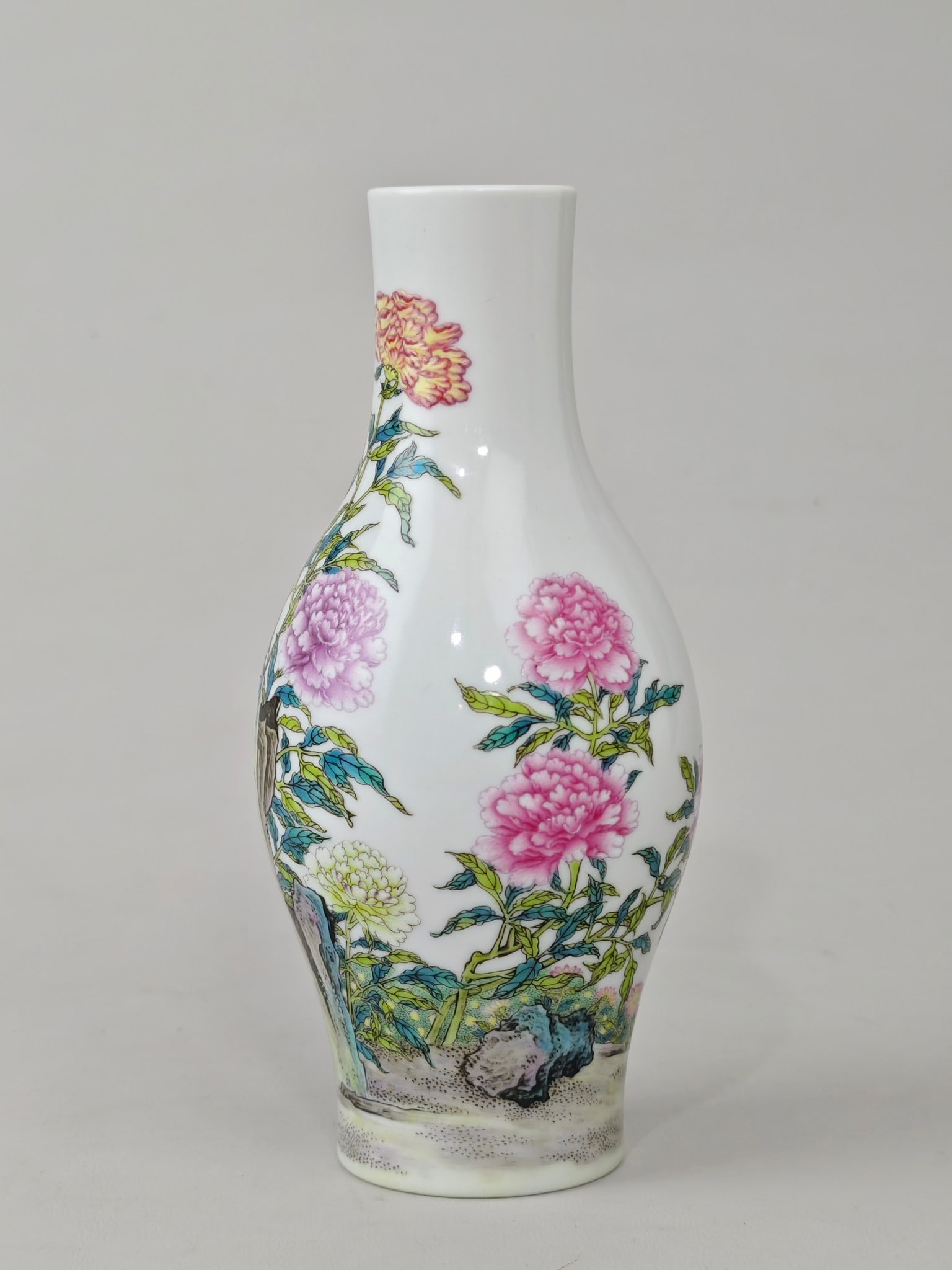 An Exquisite Enamel Flower Pattern Vase - 2