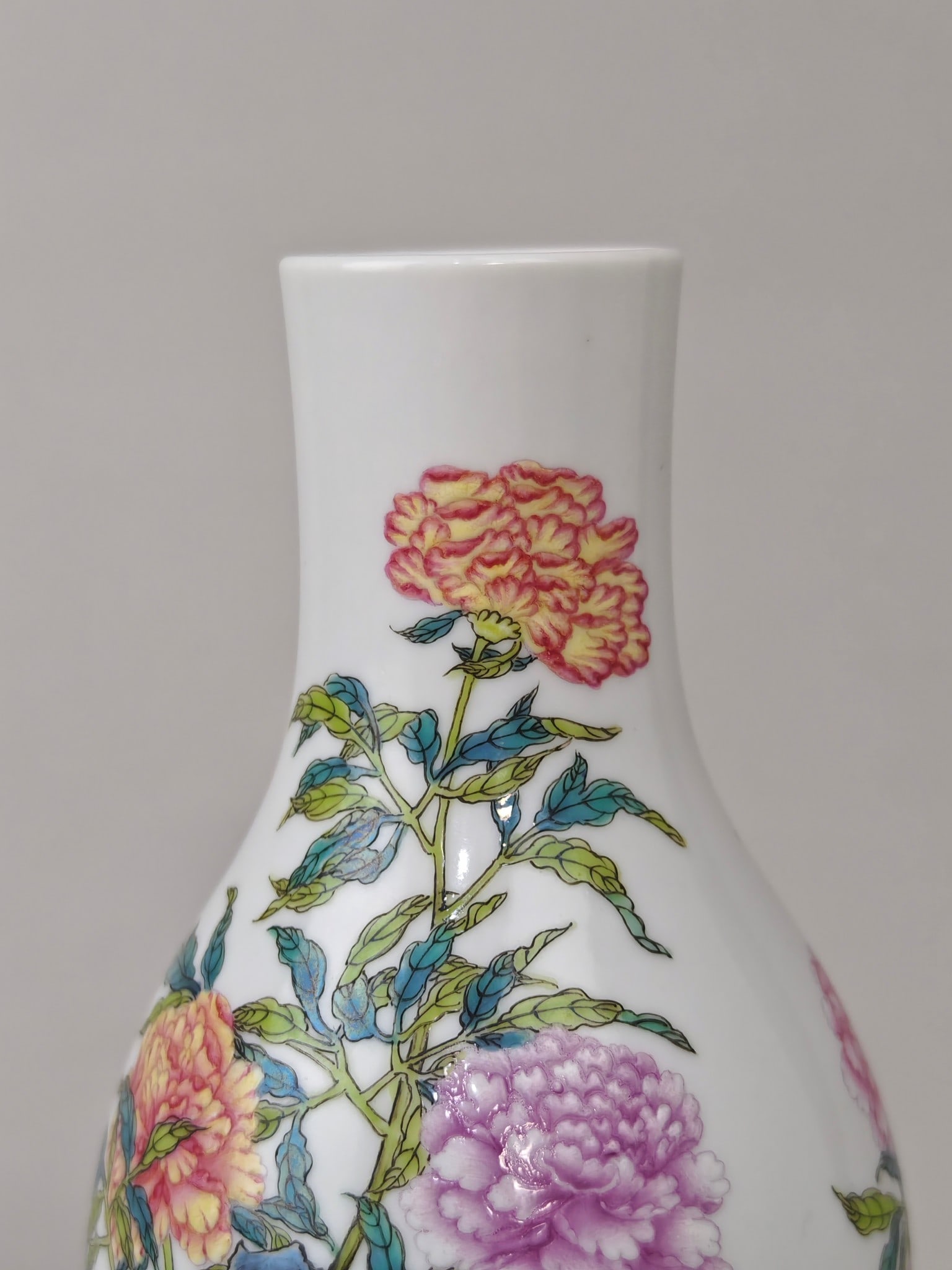 An Exquisite Enamel Flower Pattern Vase - 5