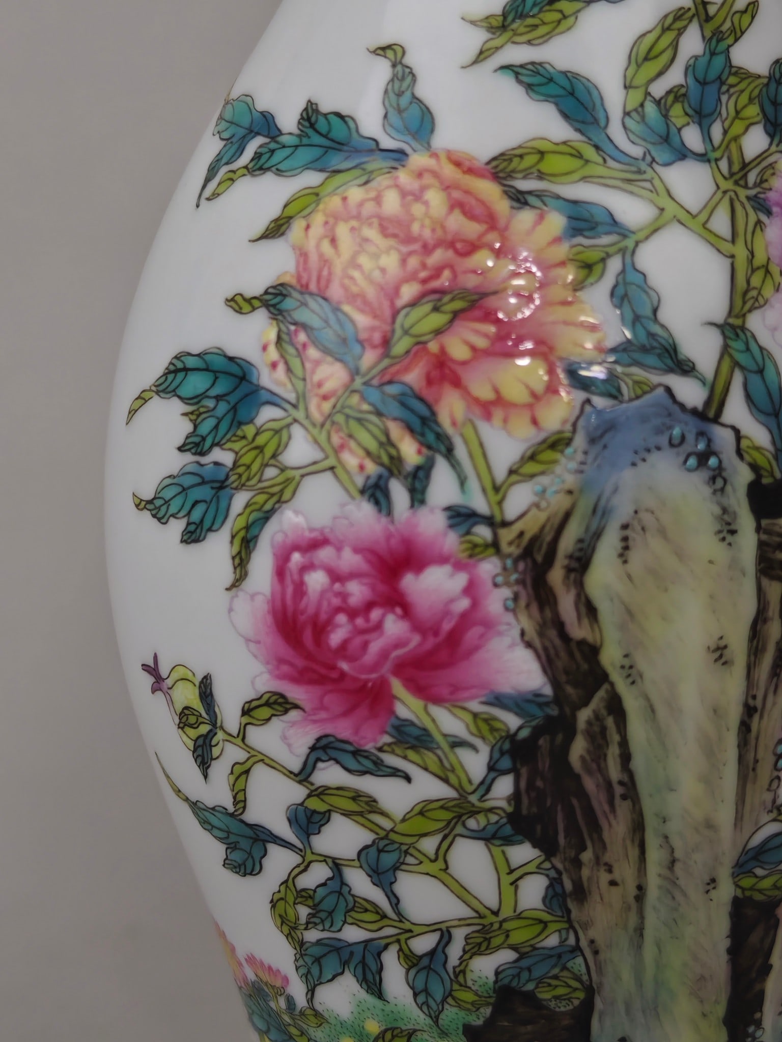 An Exquisite Enamel Flower Pattern Vase - 6